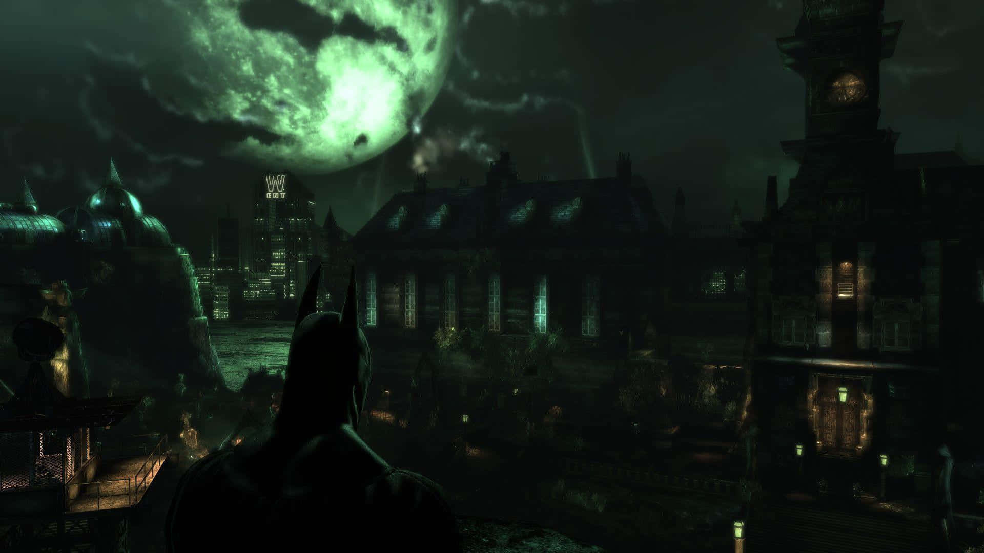 Batman Arkham Asylum 桌布 壁紙 — 蝙蝠俠在夜晚以剪影姿態站在發光的綠色月亮前，俯瞰黑暗的哥德式城市景觀。