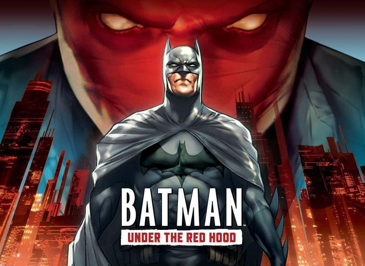 Batman Under The Red Hood 桌布 壁紙 — 蝙蝠俠在夜晚發光的城市天際線背景下，挑釁地站在一個逼近的紅色兜帽人物面前。