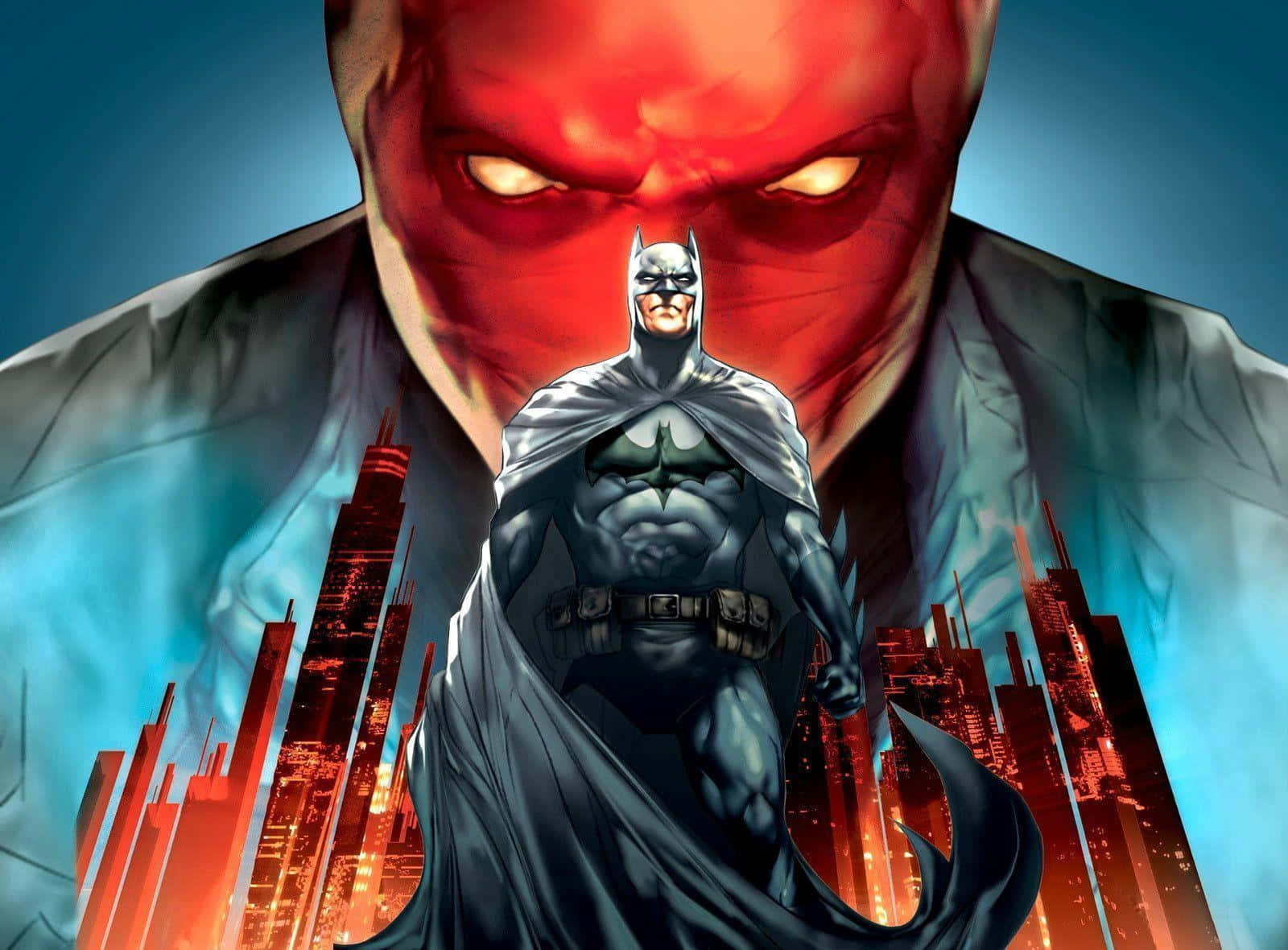 Batman Under The Red Hood 桌布 壁紙 — 蝙蝠俠在夜晚的火熱城市天際線前，挑釁地站在一個逼近的紅臉反派面前。