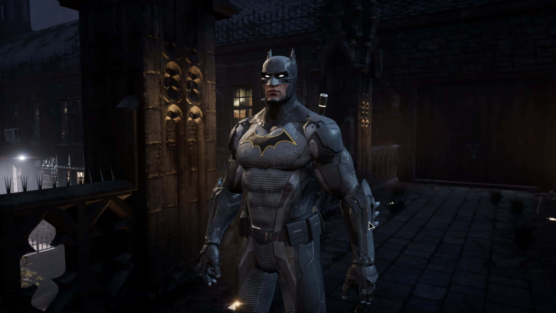 Bat-suit 桌布 壁紙 — 蝙蝠俠在夜晚的黑暗哥德式庭院中站立，眼睛發光，身穿裝甲服，在昏暗的路燈下。