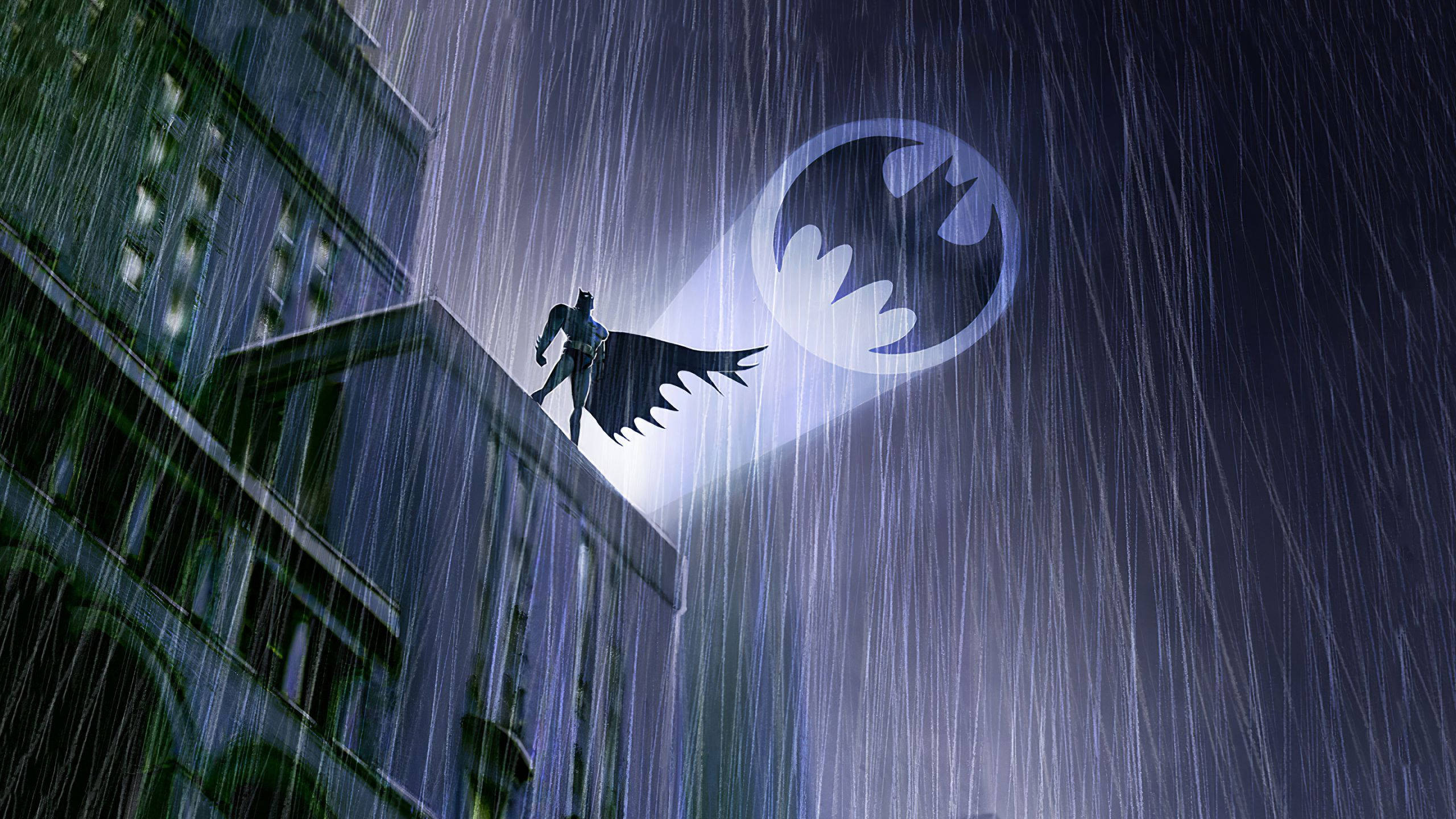 桌布 壁紙 — 蝙蝠俠在夜晚站在被雨水打濕的建築物上，他發光的蝙蝠標誌透過落下的雨水投射在身後。