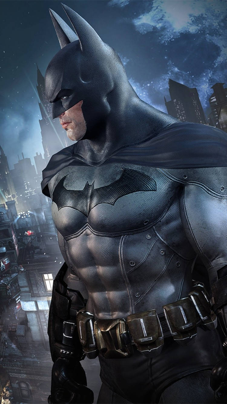 Arkham 桌布 壁紙 — 蝙蝠俠在夜晚站在被雨水浸濕的高譚市景觀中，他的裝甲服在街燈下閃閃發光，背景是暴風雨的天空。