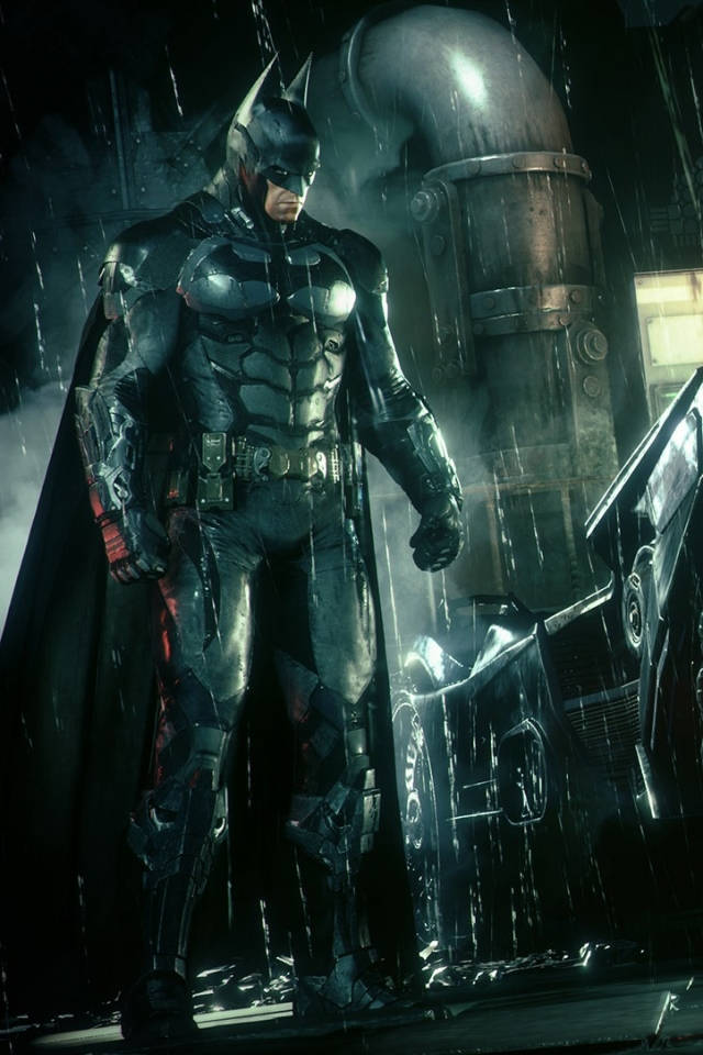 Arkham 桌布 壁紙 — 蝙蝠俠在夜晚站在被雨水浸透的城市小巷中，他的裝甲服在昏暗燈光下閃閃發光，水流沿著他的斗篷和盔甲傾瀉而下。