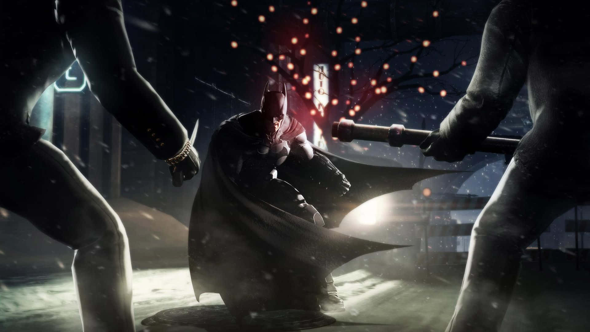 Batman Arkham Origins 桌布 壁紙 — 蝙蝠俠在夜晚蹲在積雪的城市小巷中，兩名武裝對手在閃爍的霓虹燈下向他逼近。