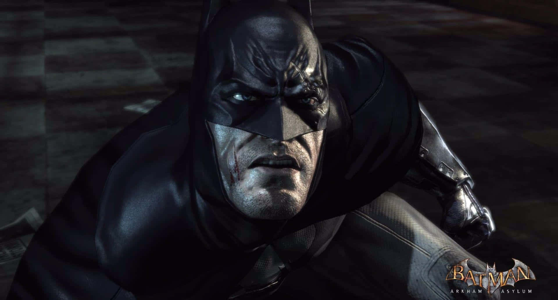 Batman Arkham Asylum 桌布 壁紙 — 蝙蝠俠在夜晚蹲在骯髒的城市小巷中，臉上帶著堅定的表情和血跡。