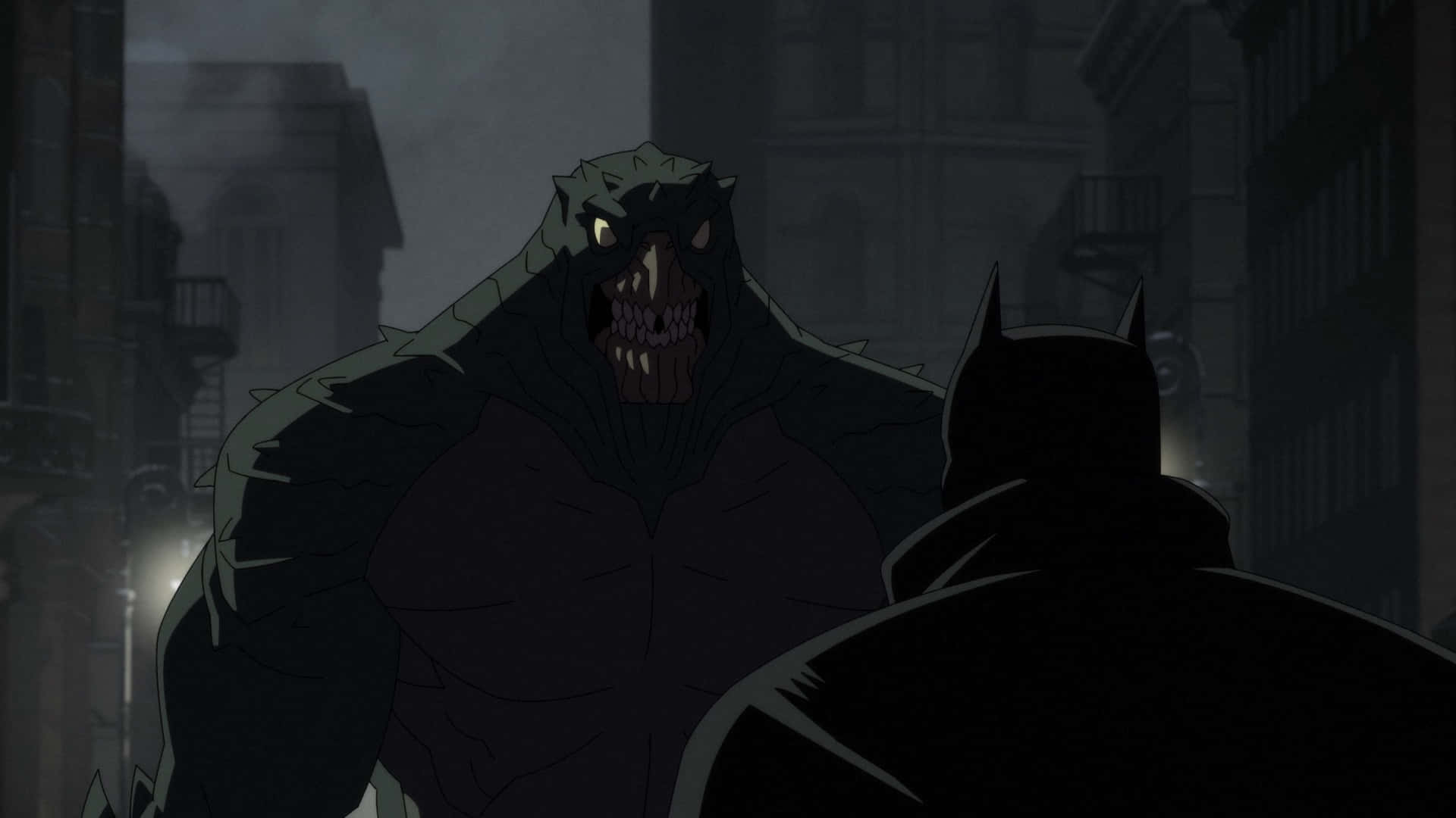 Cartoon Villains 桌布 壁紙 — 蝙蝠俠在夜晚黑暗、霧氣瀰漫的城市小巷中，面對一個眼睛發光的怪異爬蟲類反派。