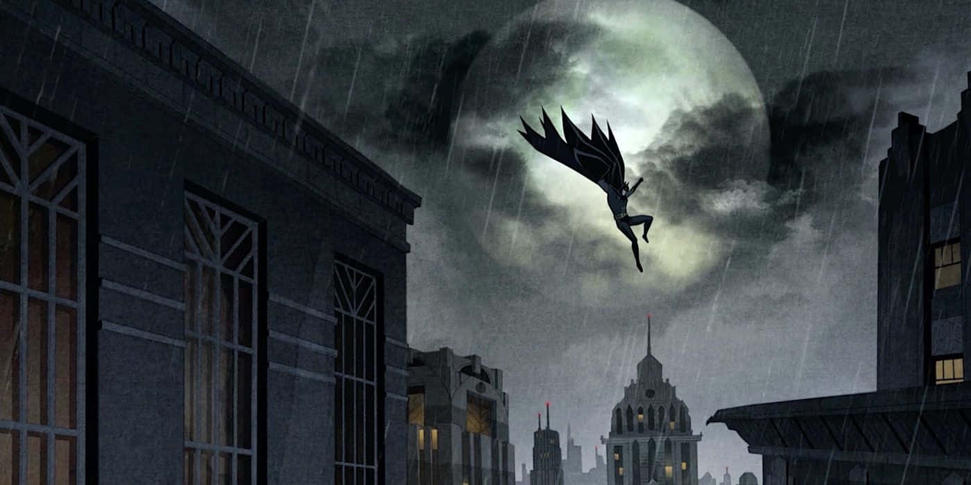 Batman The Long Halloween 桌布 壁紙 — 蝙蝠俠在巨大的月光照耀下，飛過被雨水浸透的高譚市天際線。