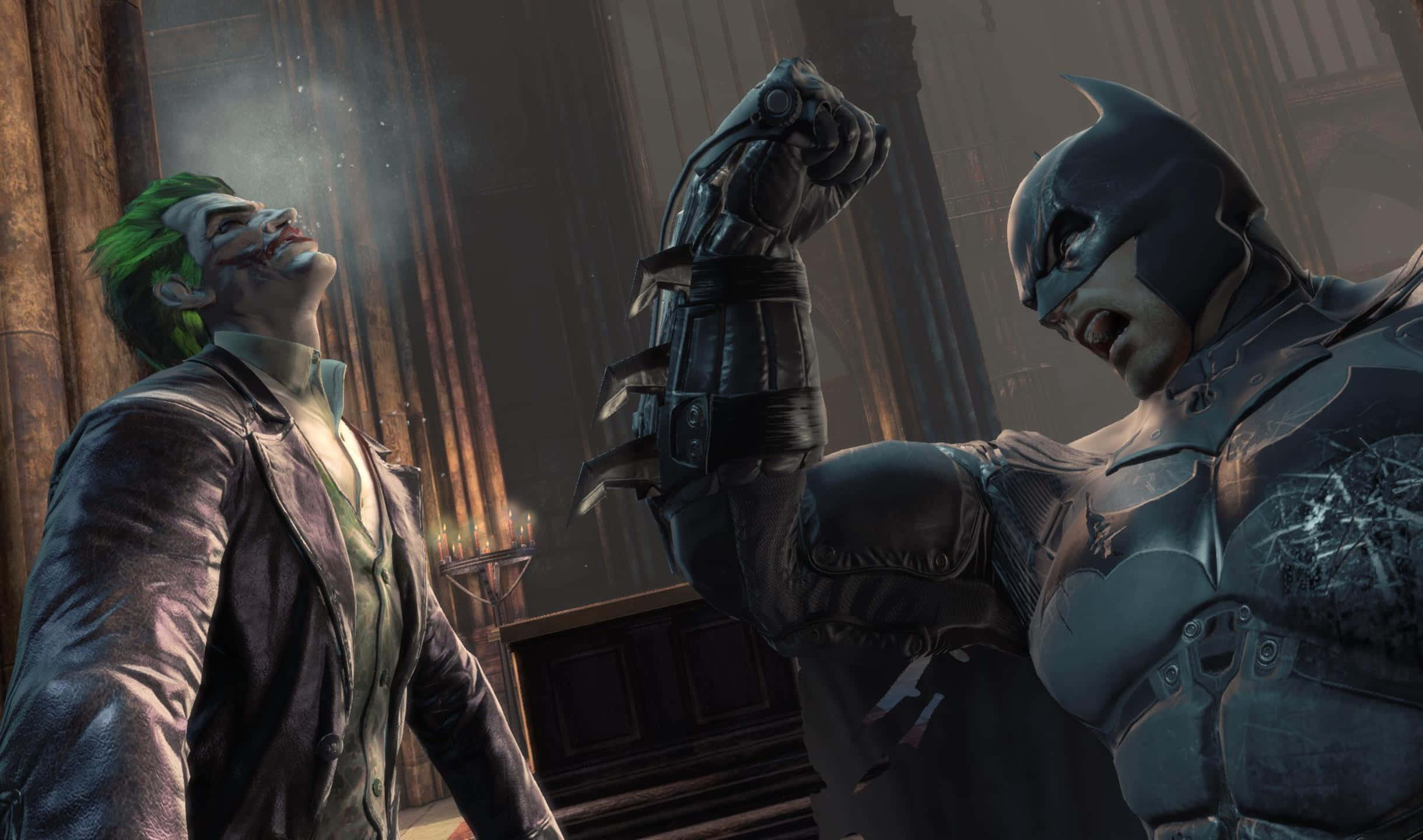 2440x1440 Batman Arkham City 桌布 壁紙 — 蝙蝠俠在昏暗的哥德式大教堂中，在戲劇性的燈光下向小丑舉起裝甲拳頭。