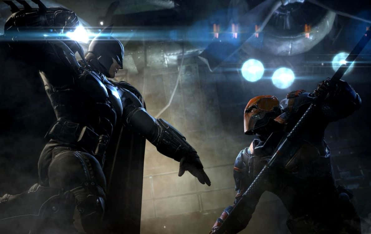 Batman Arkham Origins 桌布 壁紙 — 蝙蝠俠在昏暗的工業環境中，以戲劇性的藍色燈光和鏡頭光暈對抗一名蒙面敵人。