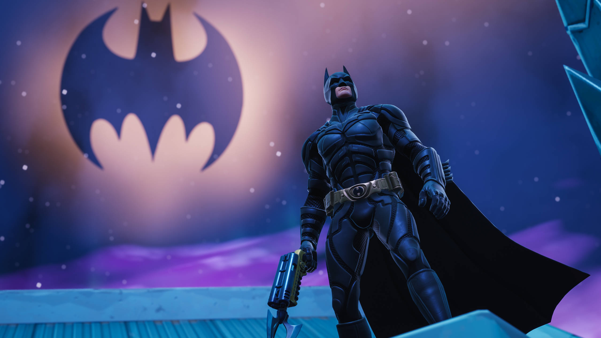 Fortnite 桌布 壁紙 — 蝙蝠俠在星光暮色天空下，站在發光的蝙蝠標誌下的屋頂上，英姿颯爽。