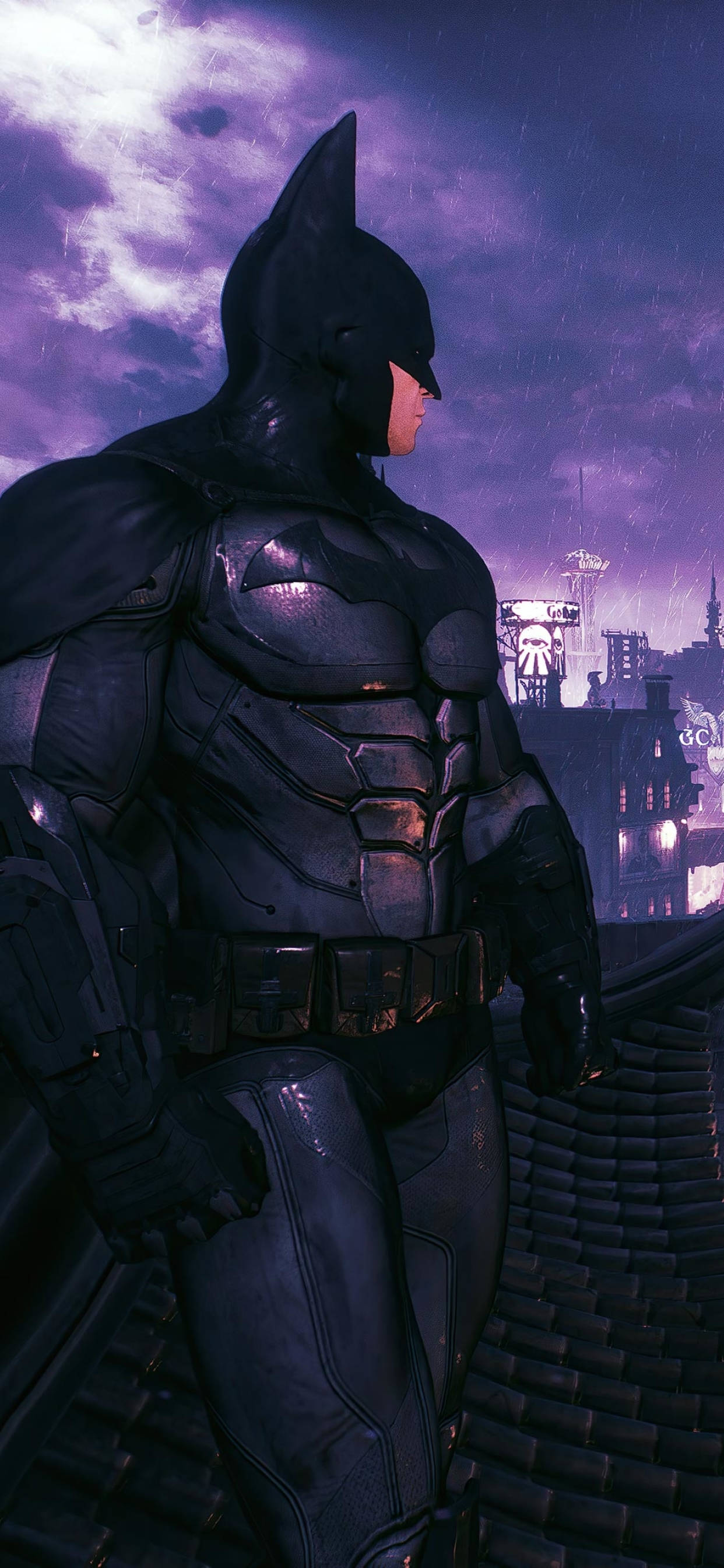batman arkham city iPhone 桌布 壁紙 — 蝙蝠俠在暴雨浸濕的屋頂上，以側面輪廓站立，背景是風暴肆虐的紫色天空，俯瞰城市景觀。