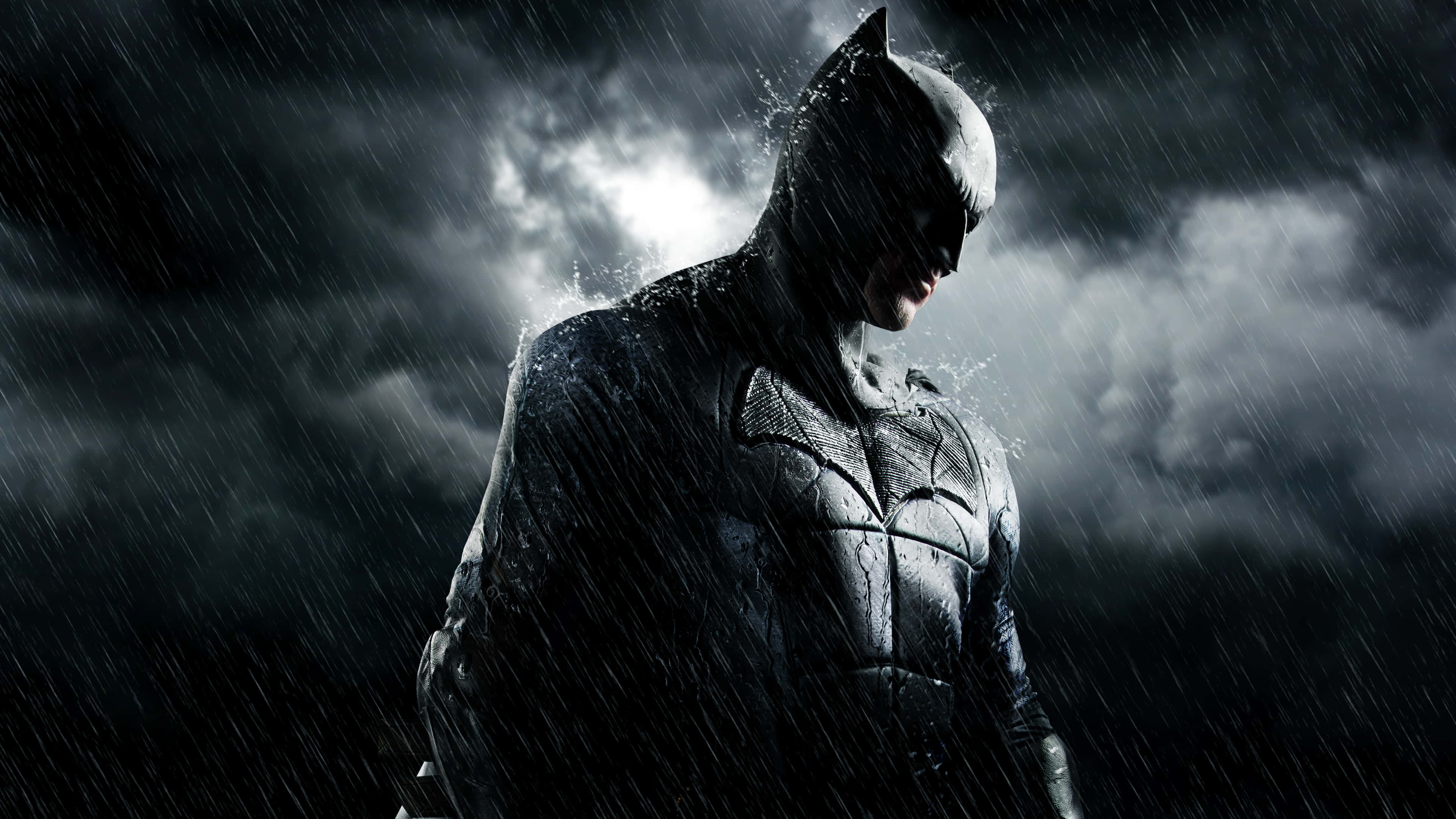 bat 桌布 壁紙 — 蝙蝠俠在暴風雨的天空下，在傾盆大雨中堅定地站立，閃電照亮了他被雨水浸透的頭罩。