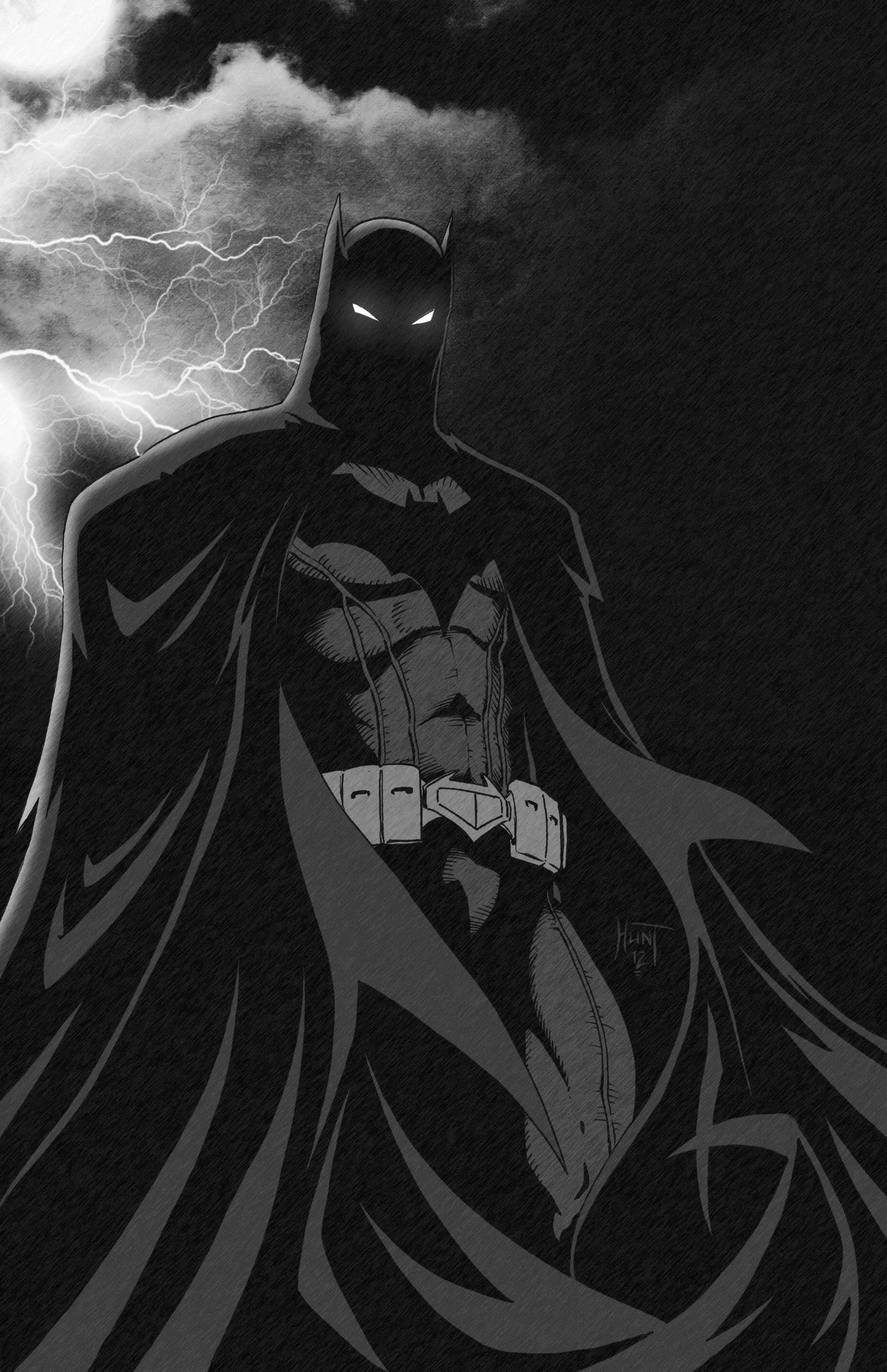 Batman Black And White 桌布 壁紙 — 蝙蝠俠在暴風雨的天空下以剪影姿態站立，閃電照亮了他發光的眼睛和飄逸的披風。