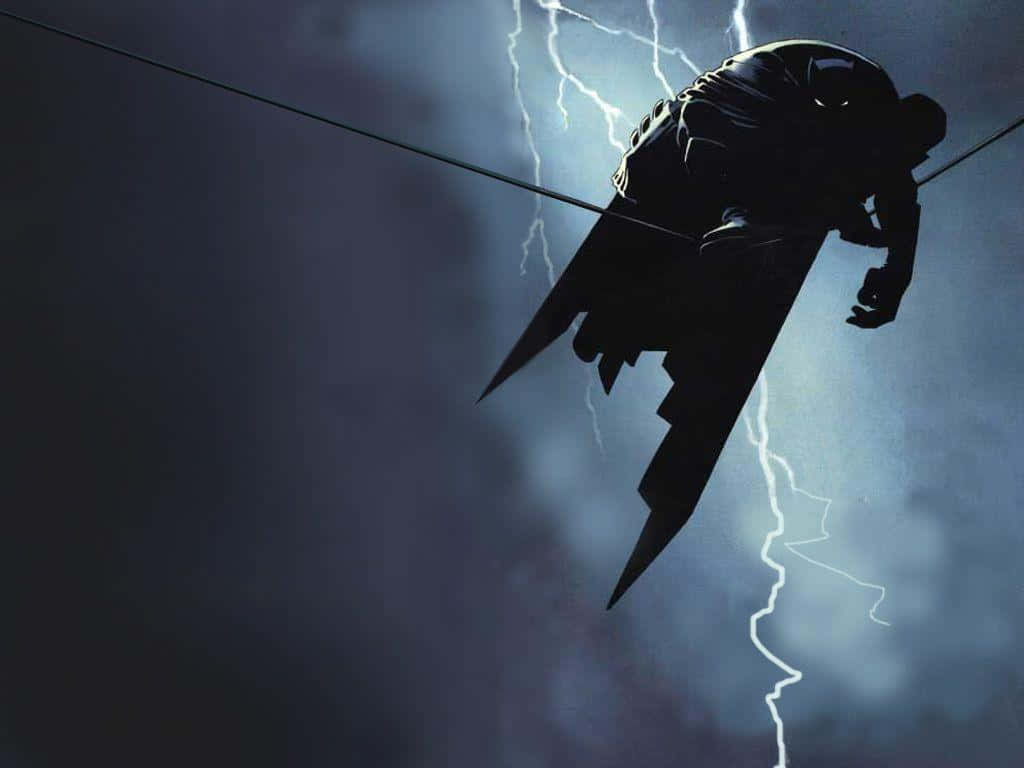 Batman The Dark Knight Returns 桌布 壁紙 — 蝙蝠俠在暴風雨的天空襯托下，在電線上滑翔，身後閃電劃過。