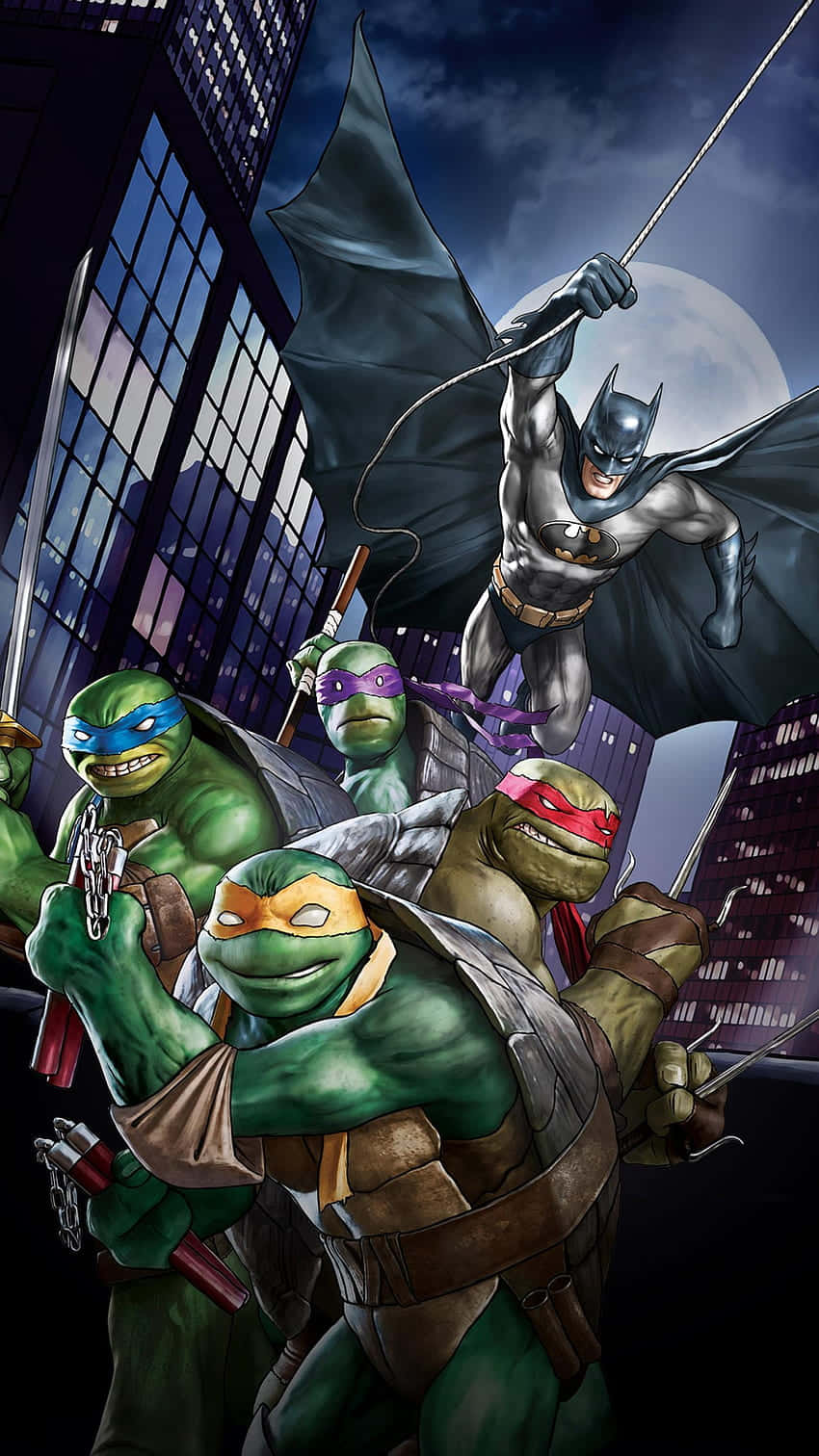 tmnt 桌布 壁紙 — 蝙蝠俠在月光下的城市天際線上空翱翔，下方四隻忍者龜揮舞武器。