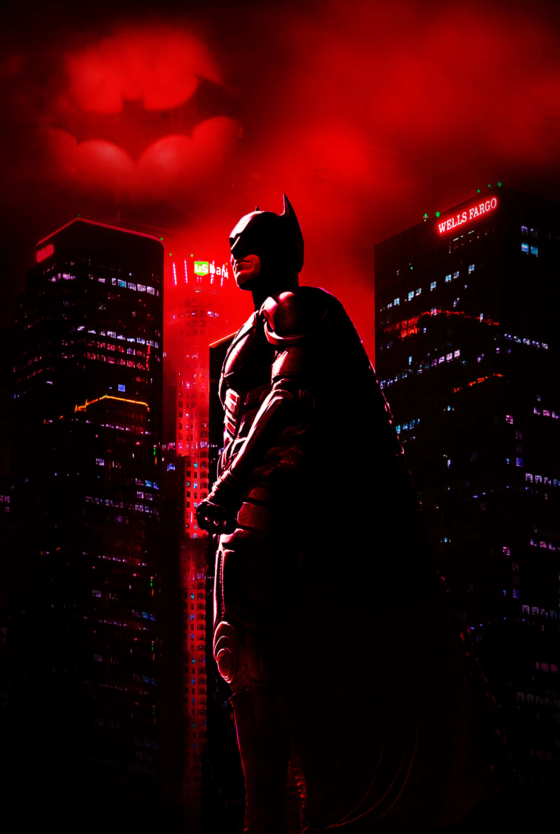 Batman City 桌布 壁紙 — 蝙蝠俠在深紅色的天空下以剪影姿態站立，上方有蝙蝠標誌，俯瞰著夜晚霓虹燈閃爍的高譚市景觀。