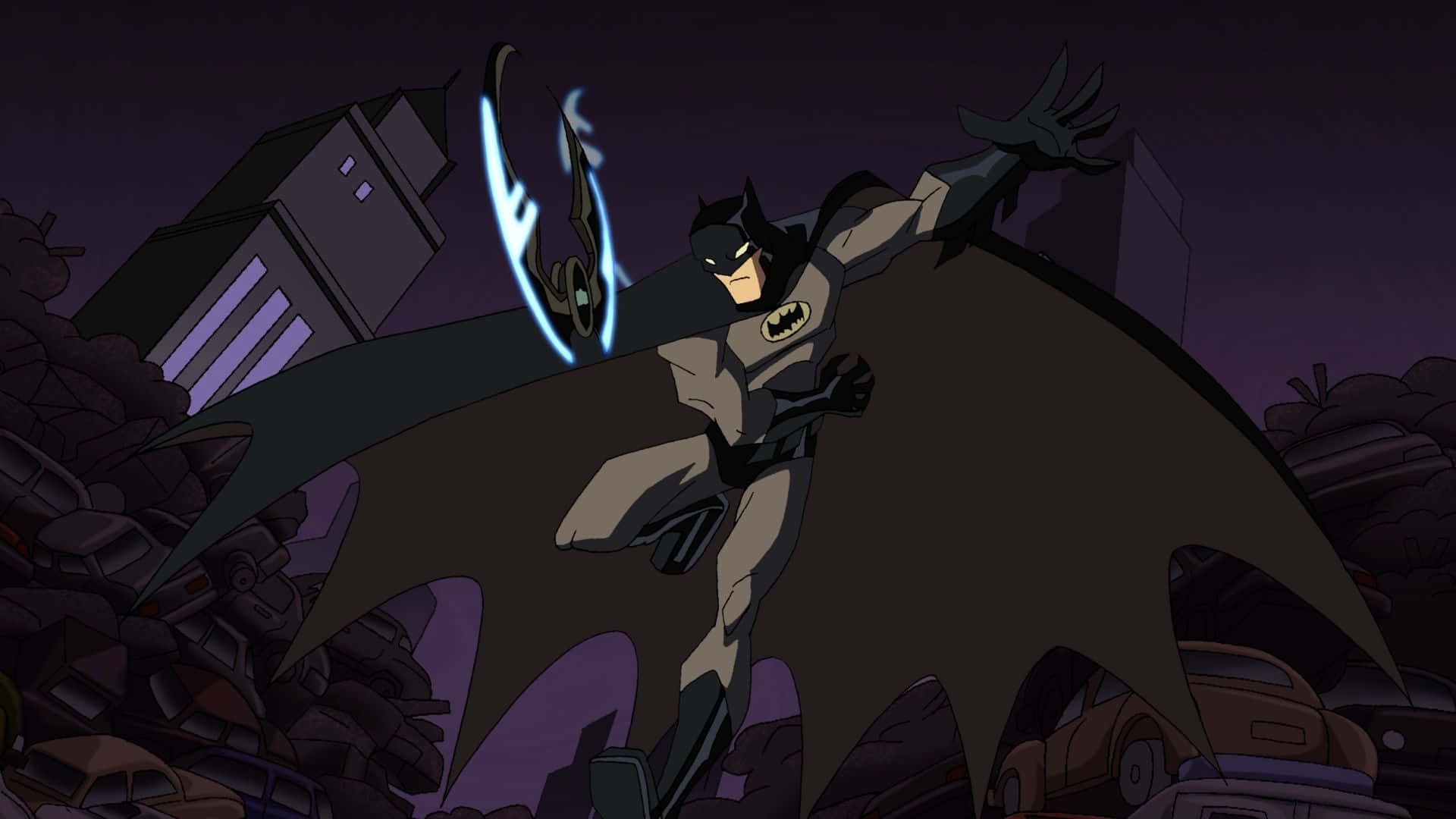 Batman Cartoon 桌布 壁紙 — 蝙蝠俠在深紫色夜空中翱翔，下方是廢墟城市景觀，藍色蝙蝠信號閃爍發光。