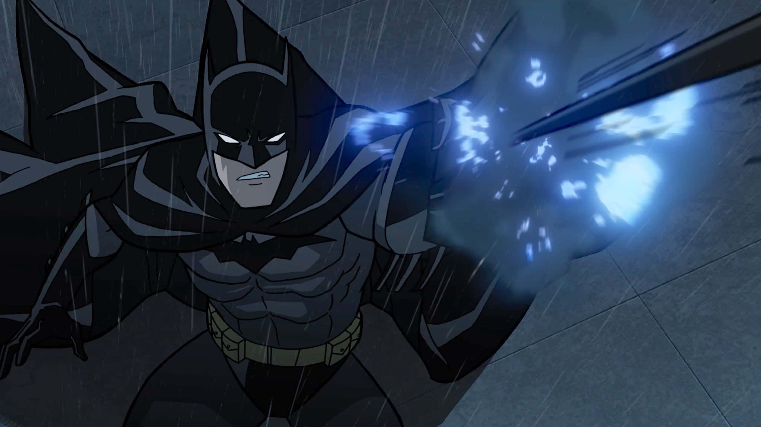 Batman The Long Halloween 桌布 壁紙 — 蝙蝠俠在濕透的雨巷中挑釁地站立，藍色能量爆炸從他伸出的手中噴發。