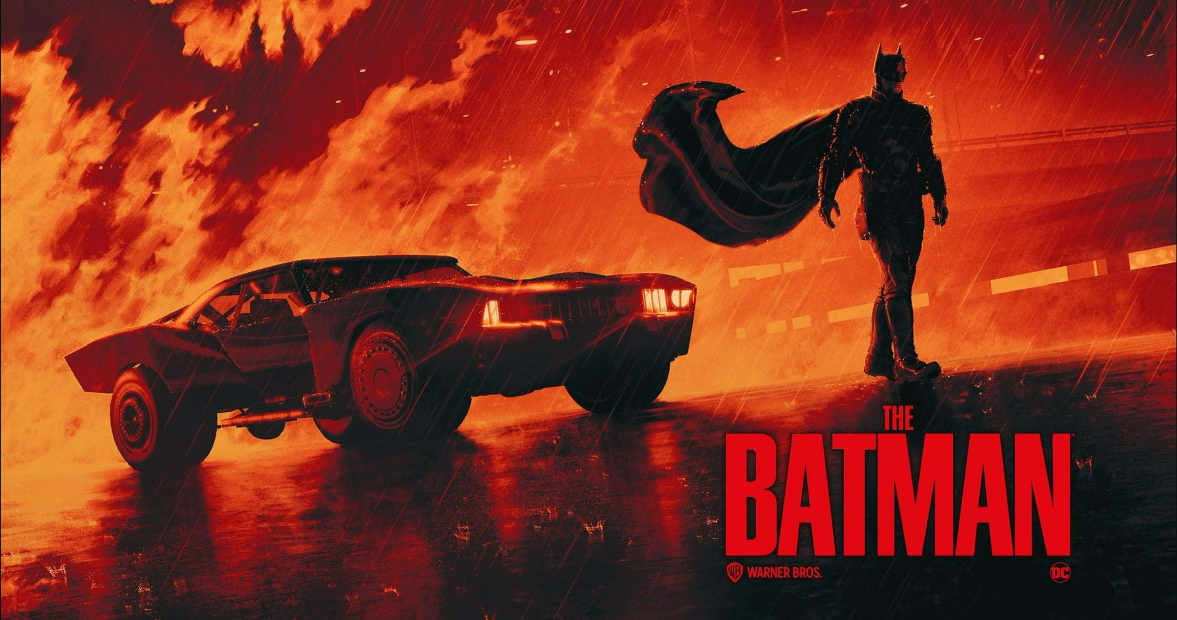 4K Batmobile 桌布 壁紙 — 蝙蝠俠在火紅的天空下，站在他的蝙蝠車旁，雨中站立，呈現電影般的電影海報。