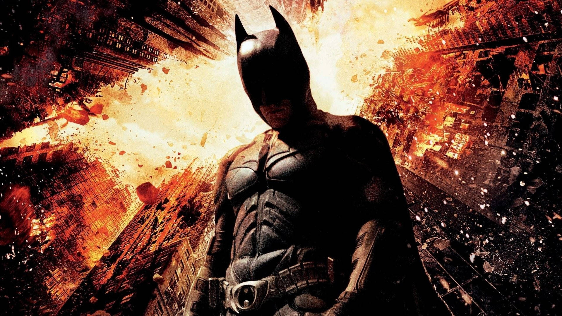 HD superhero 桌布 壁紙 — 蝙蝠俠在烈火爆炸撕裂崩塌的城市景觀中，以剪影姿態站立。