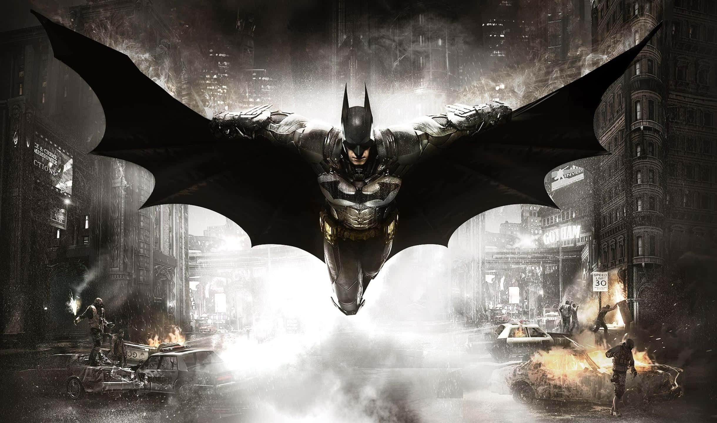 2440x1440 Batman Arkham City 桌布 壁紙 — 蝙蝠俠在煙霧瀰漫的高譚夜晚中翱翔，下方是燃燒的汽車和混亂。