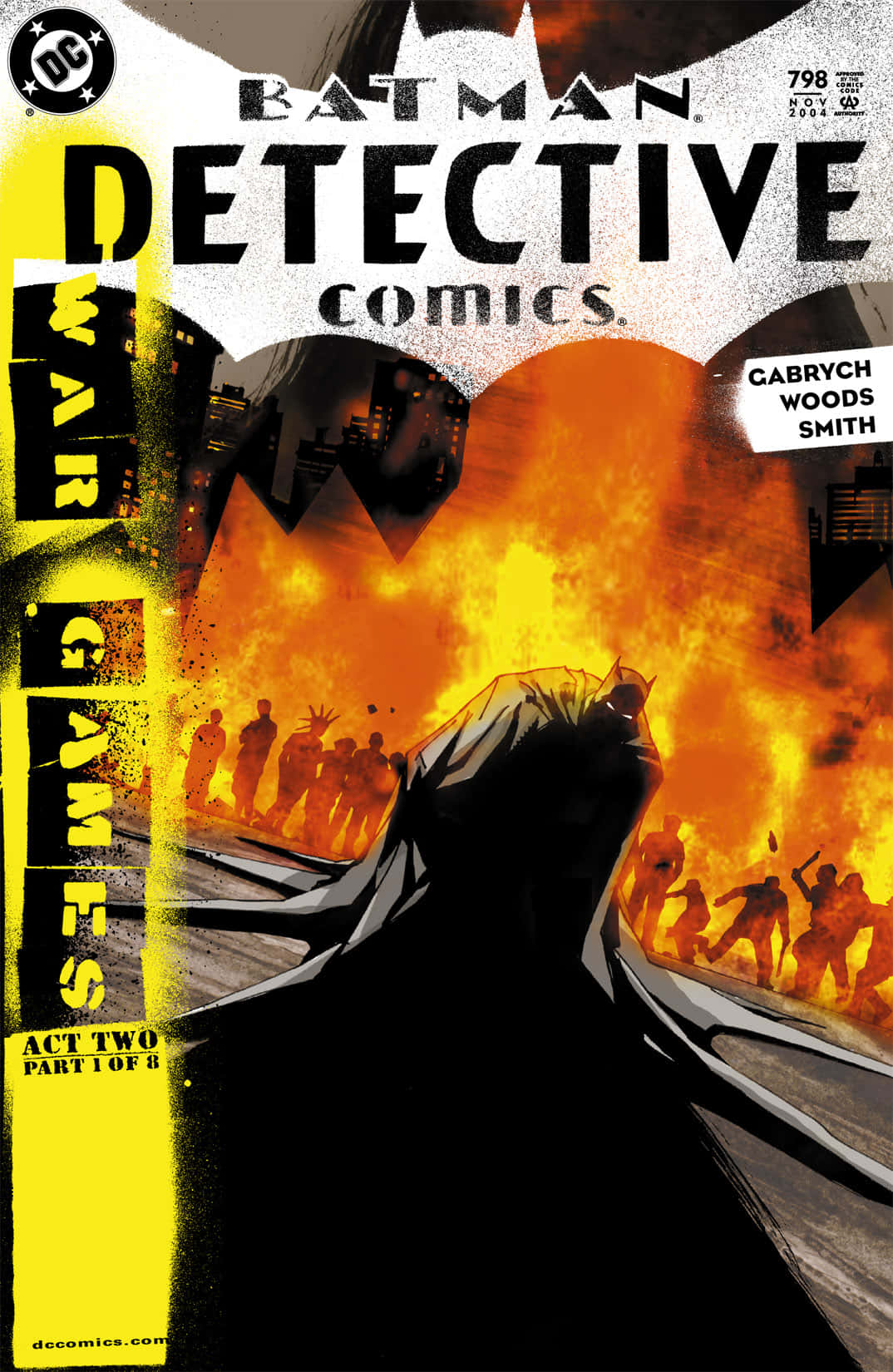 Batman War Games 桌布 壁紙 — 蝙蝠俠在熾熱爆炸中形成剪影，人群在混亂的城市戰鬥中驚慌逃竄。