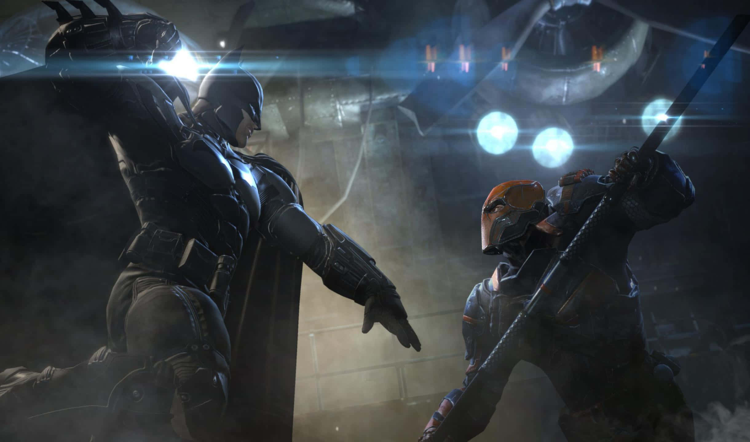 2440x1440 Batman Arkham City 桌布 壁紙 — 蝙蝠俠在燈光昏暗、煙霧瀰漫的工業環境中與一名戴面具的敵人對峙。