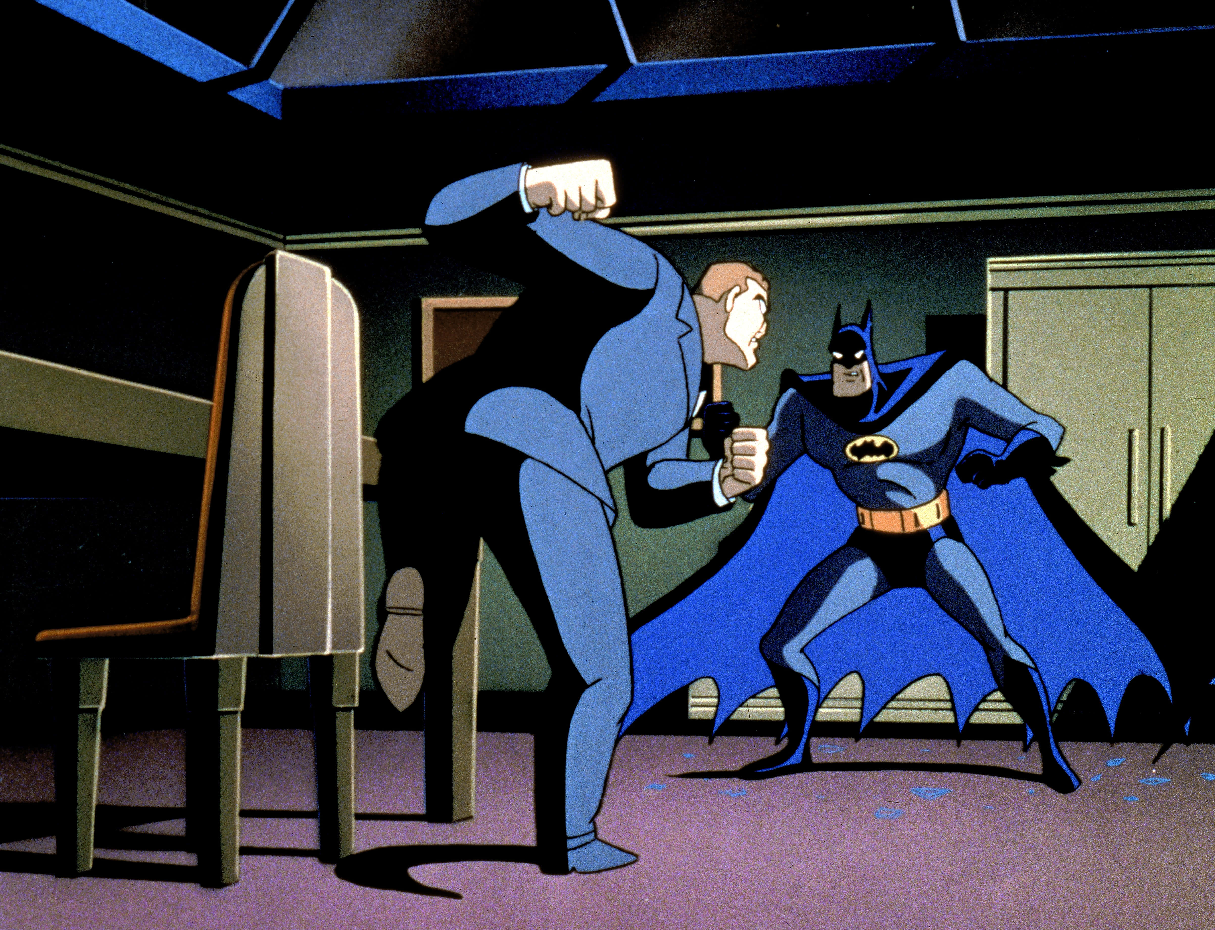 Batman Mask Of The Phantasm 桌布 壁紙 — 蝙蝠俠在燈光昏暗的房間裡與一名身穿藍色西裝的男子對峙，房間內有紫色地板和椅子。