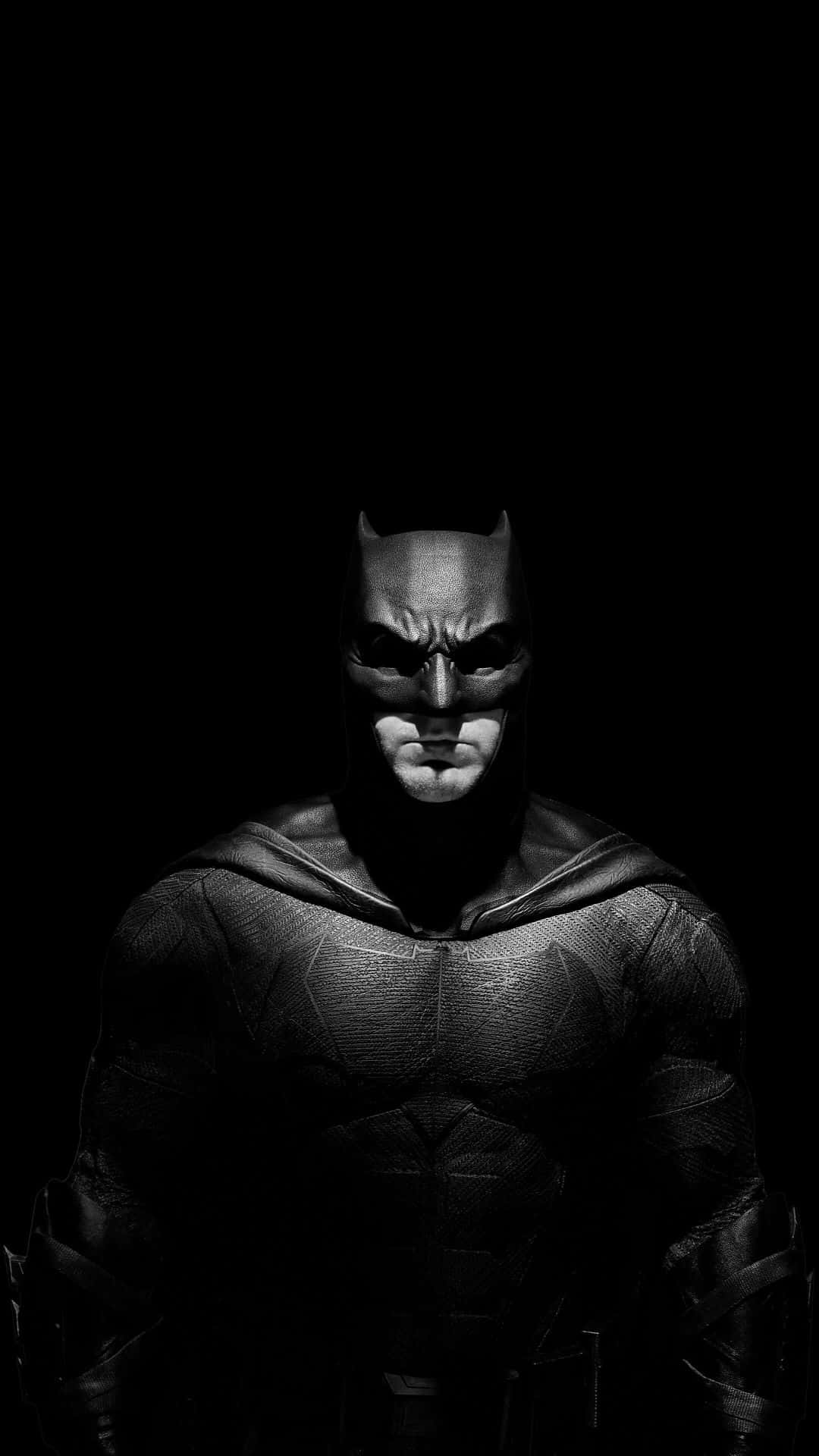 Cool Batman 桌布 壁紙 — 蝙蝠俠在虛空中以鮮明的黑白對比站立，他的裝甲戰衣和頭罩被戲劇性的側光照亮。