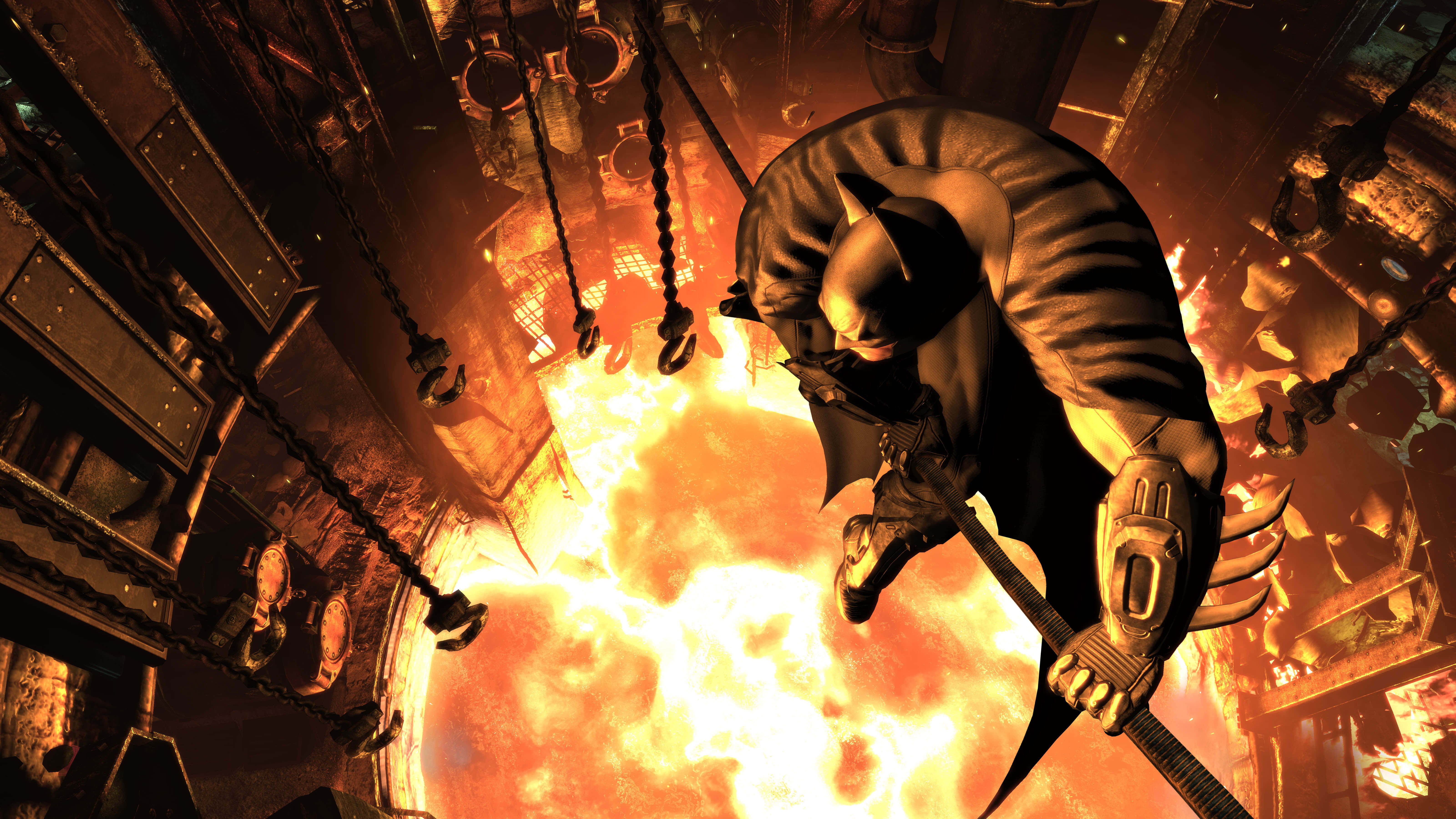 Batman Arkham City 桌布 壁紙 — 蝙蝠俠在鎖鏈和火焰環繞下，穿過燃燒的工業廢墟盪來盪去。