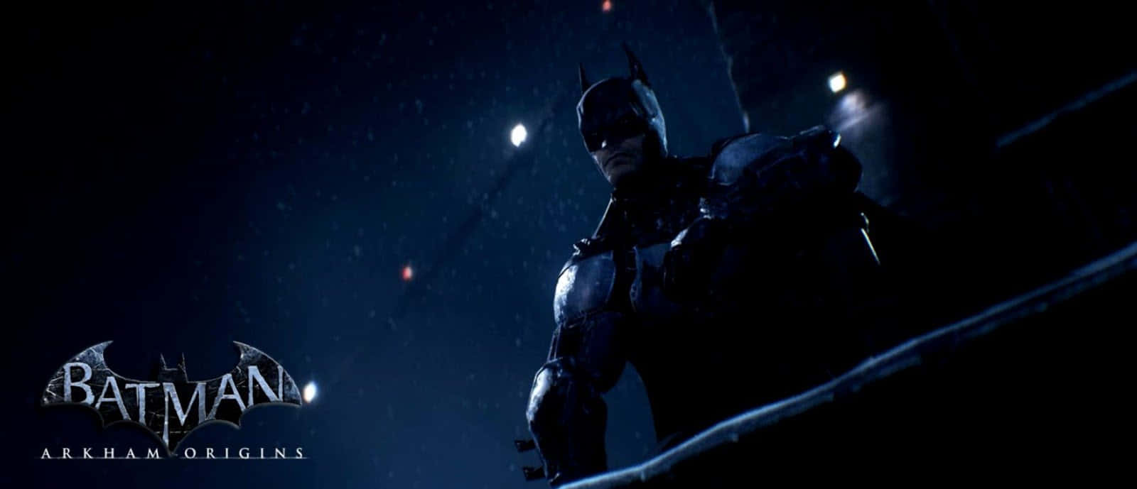 Batman Arkham Origins 桌布 壁紙 — 蝙蝠俠在雨夜的天空下以剪影站立，潮濕的表面上反射著閃爍的城市燈光。