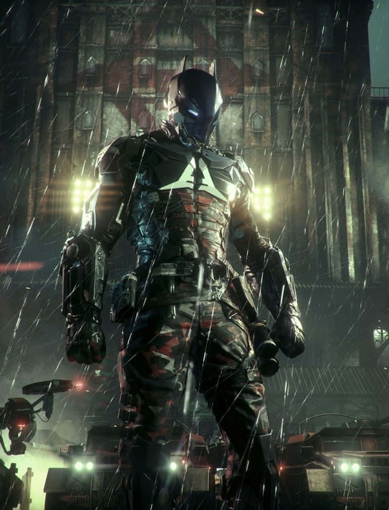 Batman Arkham Knight 桌布 壁紙 — 蝙蝠俠在雨水浸濕的高譚市小巷中巍然聳立，發光的燈光映照在他的裝甲服和潮濕的環境上。