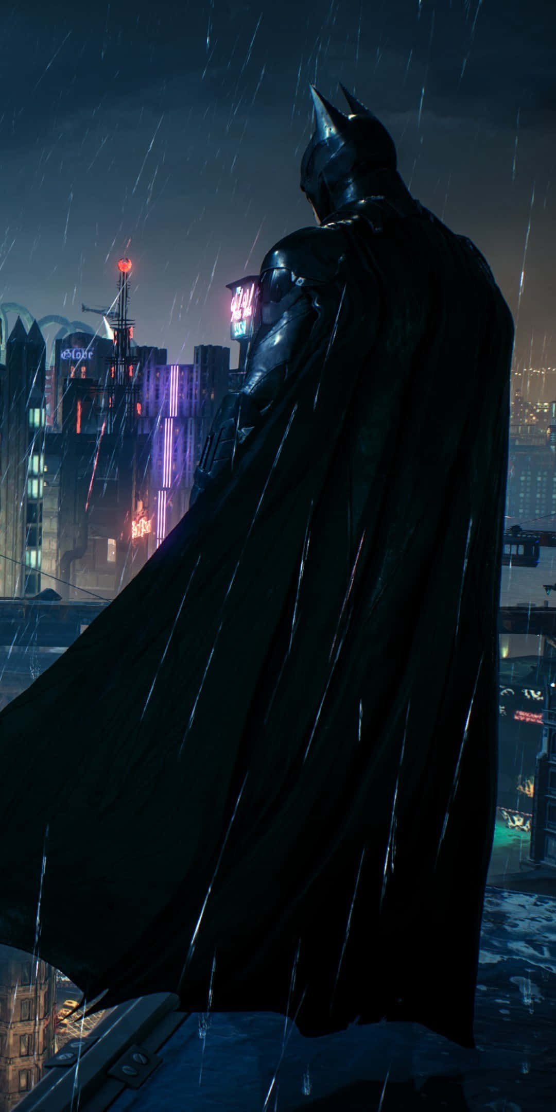蝙蝠俠 桌布 壁紙 — 蝙蝠俠在雨濕的屋頂上以剪影姿態站立，俯瞰著夜晚霓虹燈閃爍的高譚市景觀。