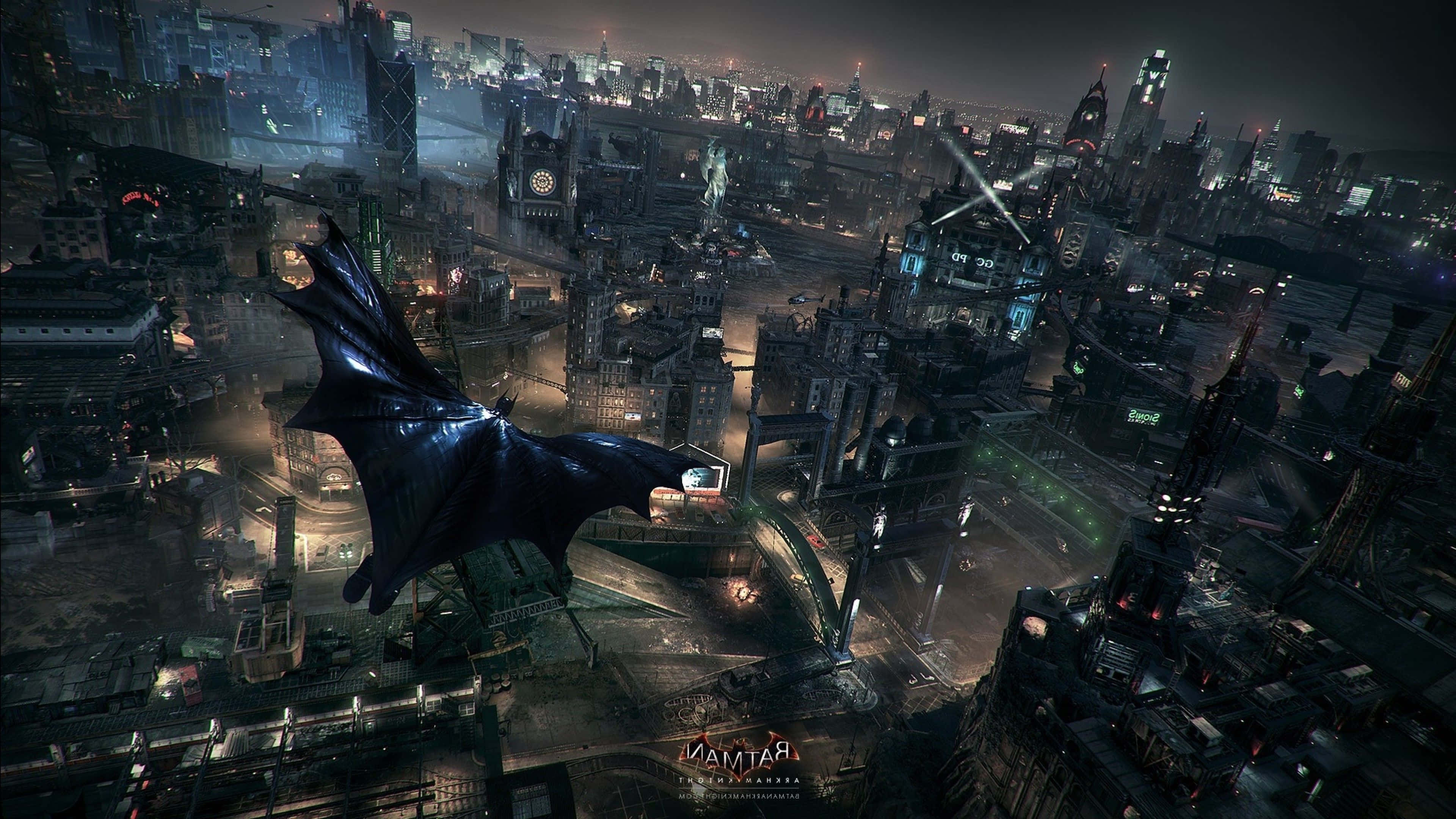 Batman City 桌布 壁紙 — 蝙蝠俠在雨濕的霓虹燈照亮的高譚市夜景中翱翔，下方是高聳的摩天大樓和發光的街燈。