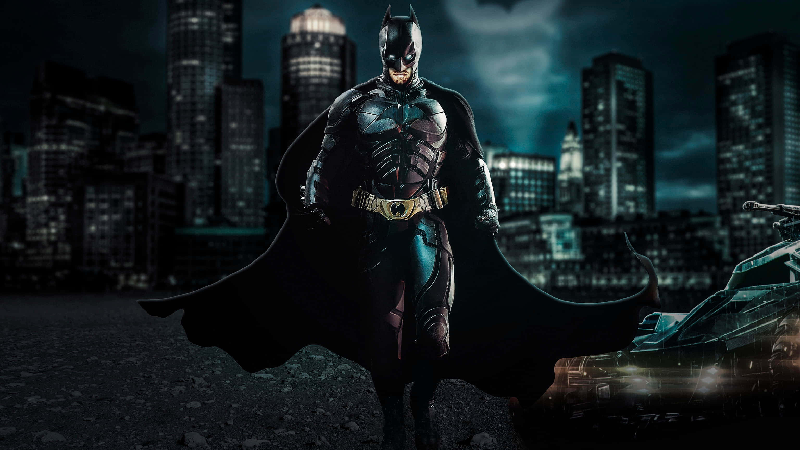 Batman Desktop 桌布 壁紙 — 蝙蝠俠在雨濕的高譚市夜景中擺好姿勢，披風飄揚，蝙蝠車就在附近。