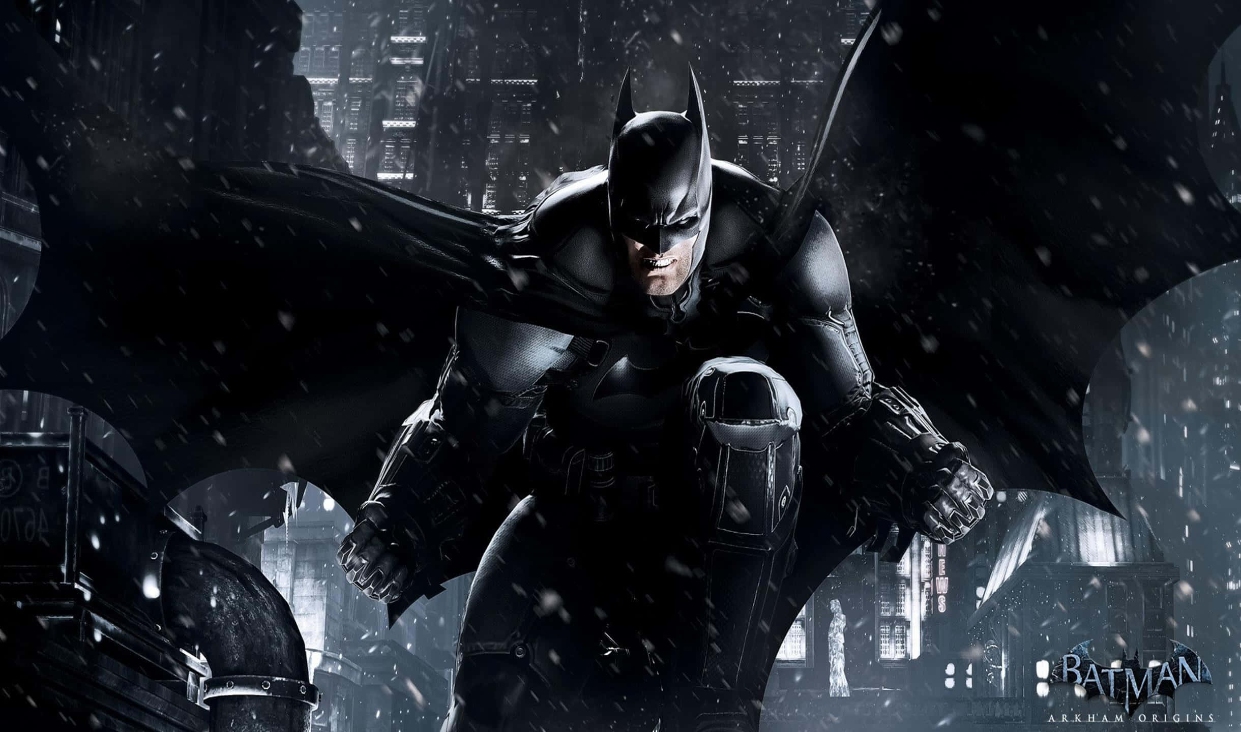2440x1440 Batman Arkham City 桌布 壁紙 — 蝙蝠俠在雨濕的高譚市景中蓄勢待發，斗篷隨風飄揚，雪花落在他裝甲的身影周圍。