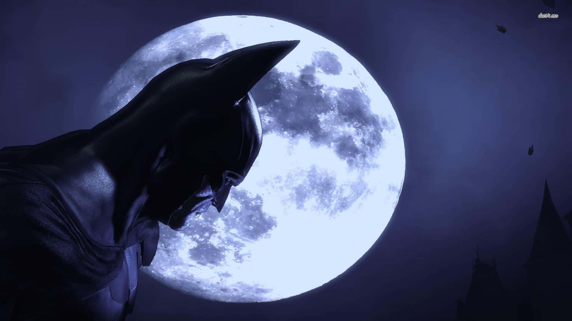Batman Arkham Asylum 桌布 壁紙 — 蝙蝠俠在黑暗哥德式城市景觀中，以剪影姿態站在巨大發光的月亮前。