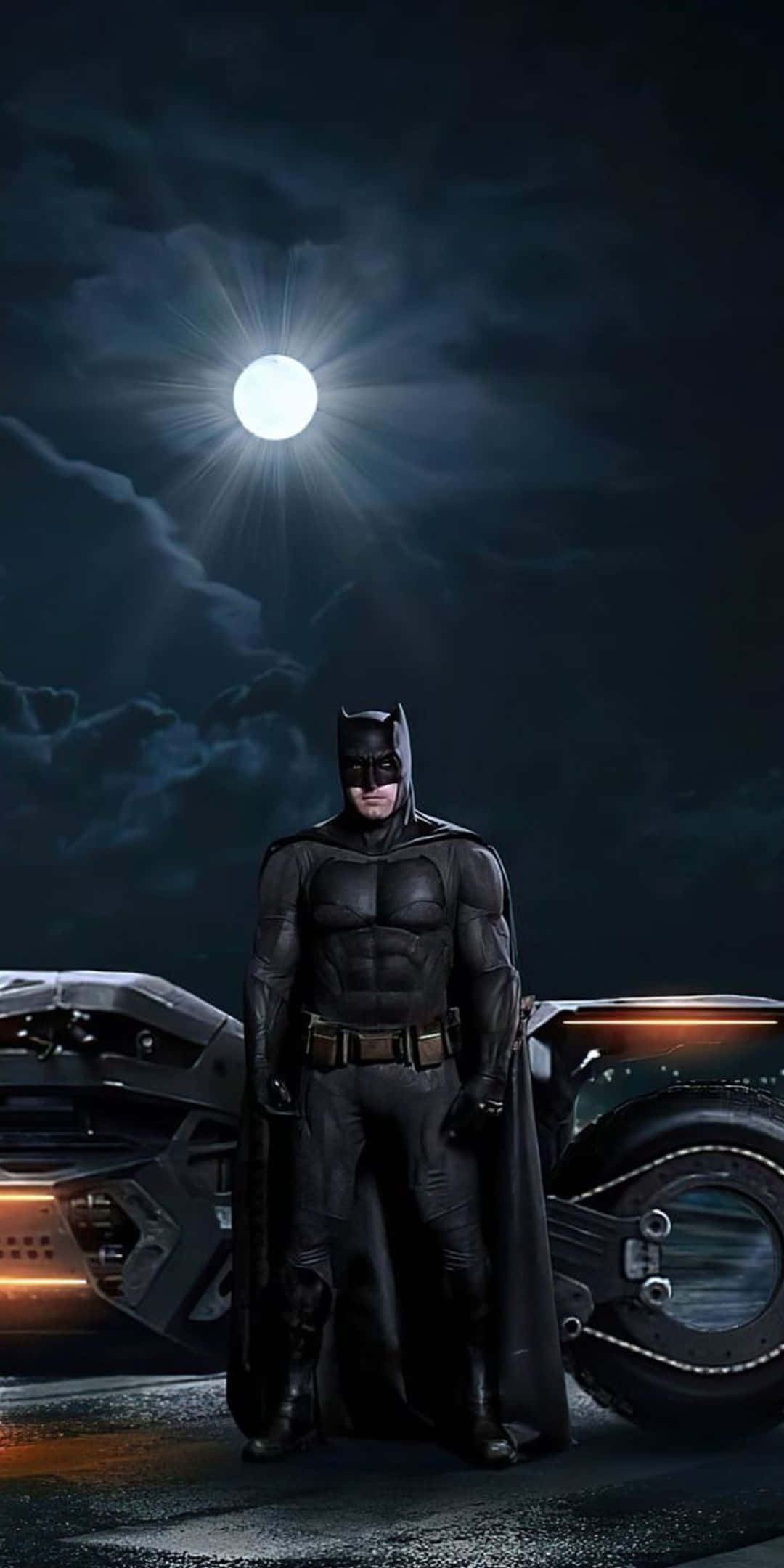 Pixel 3 Batmobile 桌布 壁紙 — 蝙蝠俠在黑暗暴風雨之夜，於明亮的滿月下，威風凜凜地站在他的裝甲蝙蝠車旁。