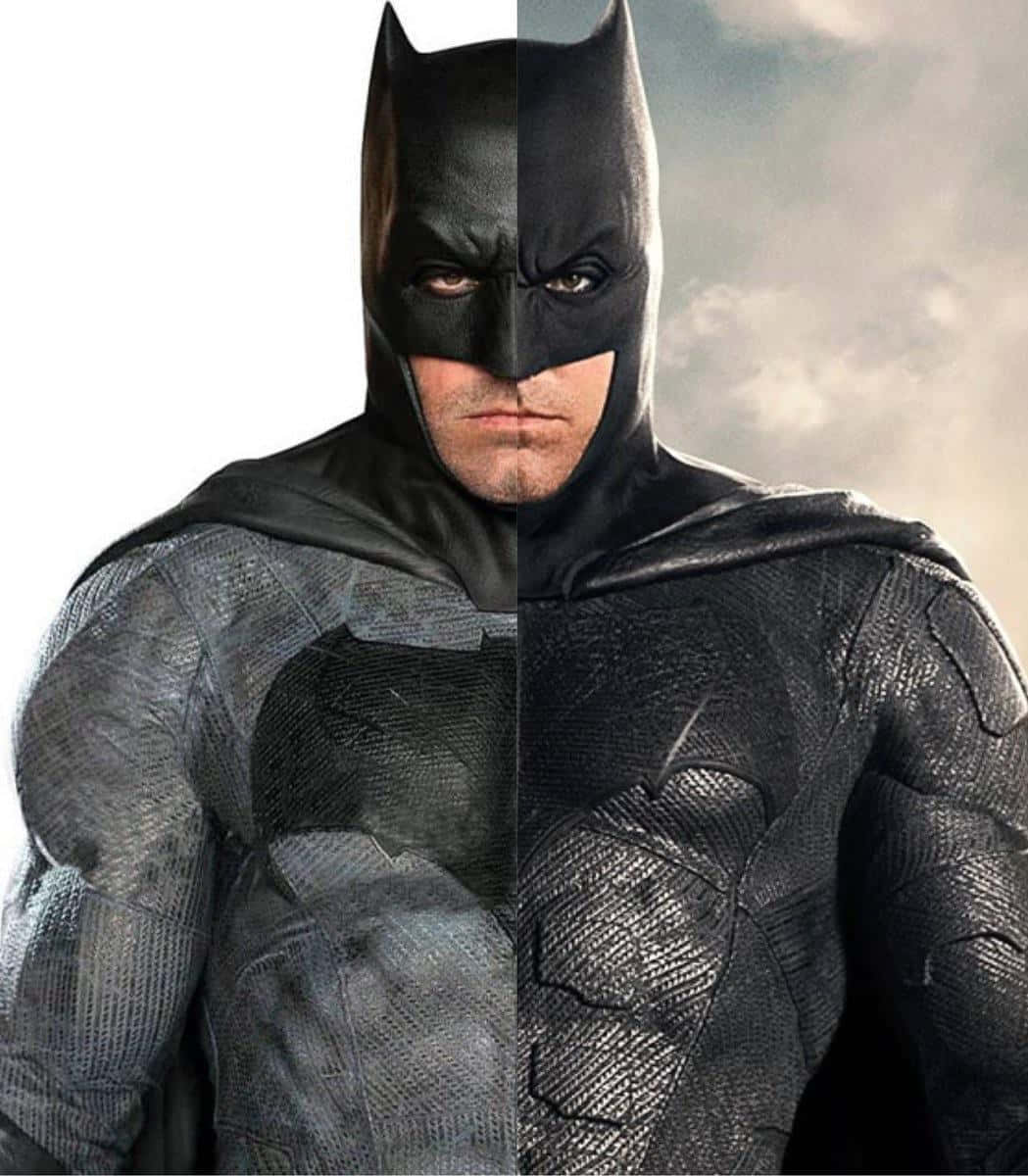Bat-suit 桌布 壁紙 — 蝙蝠俠垂直分割，一側是純白背景，另一側是暴風雨天空，兩側都展示他的裝甲戰衣和銳利眼神。