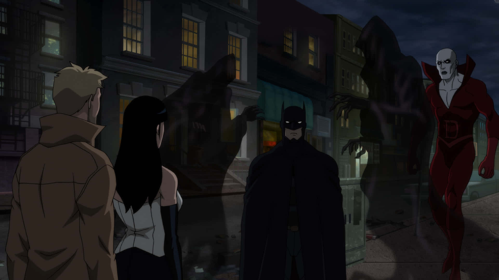 The Justice League Dark 桌布 壁紙 — 蝙蝠俠夜晚站在黑暗的城市小巷中，面對一個身穿紅色西裝的惡棍和陰影人物，兩名平民在後面觀看。