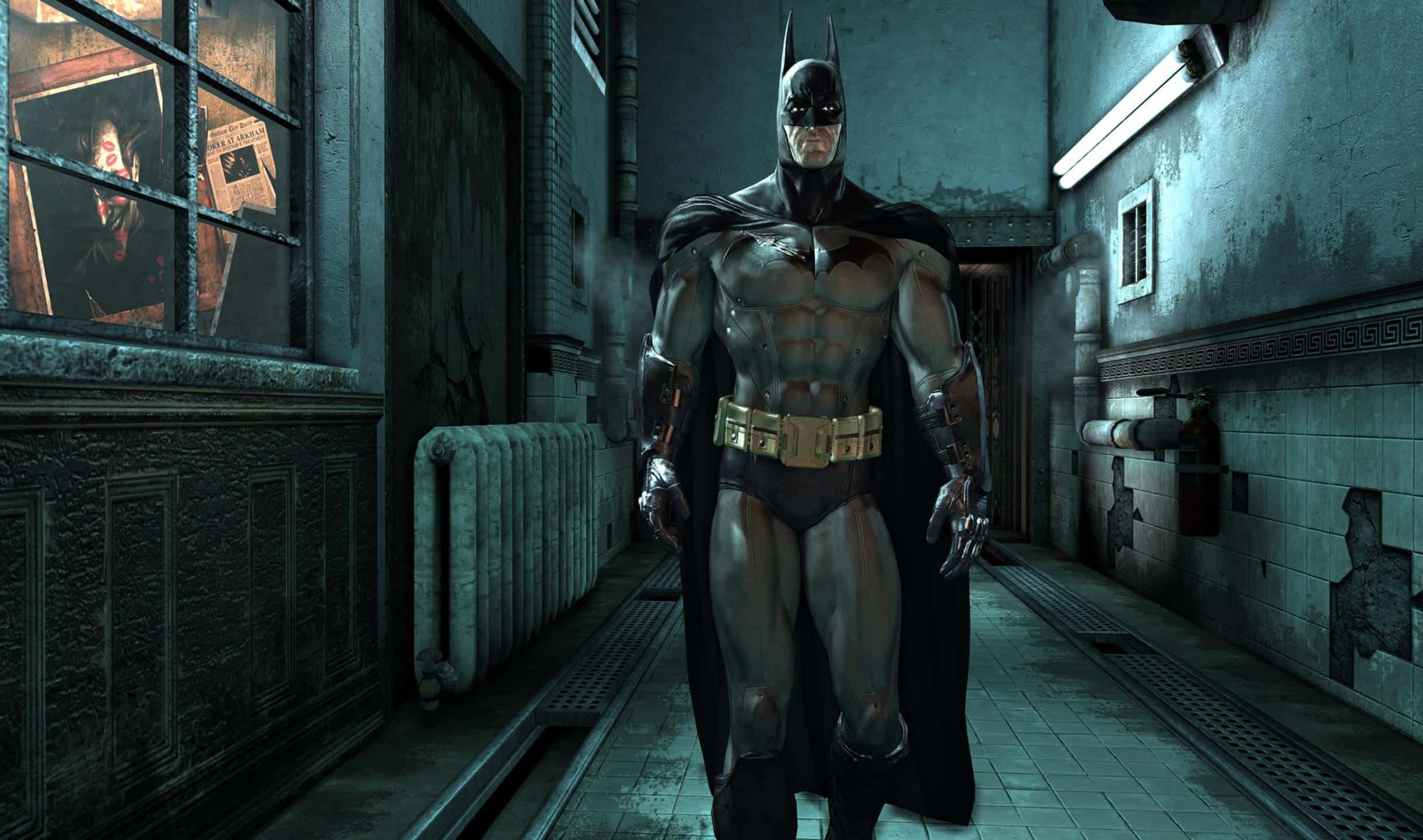 2440x1440 Batman Arkham City 桌布 壁紙 — 蝙蝠俠威風凜凜地站在一條骯髒、霓虹燈照亮的後巷，牆壁龜裂，窗戶破爛。