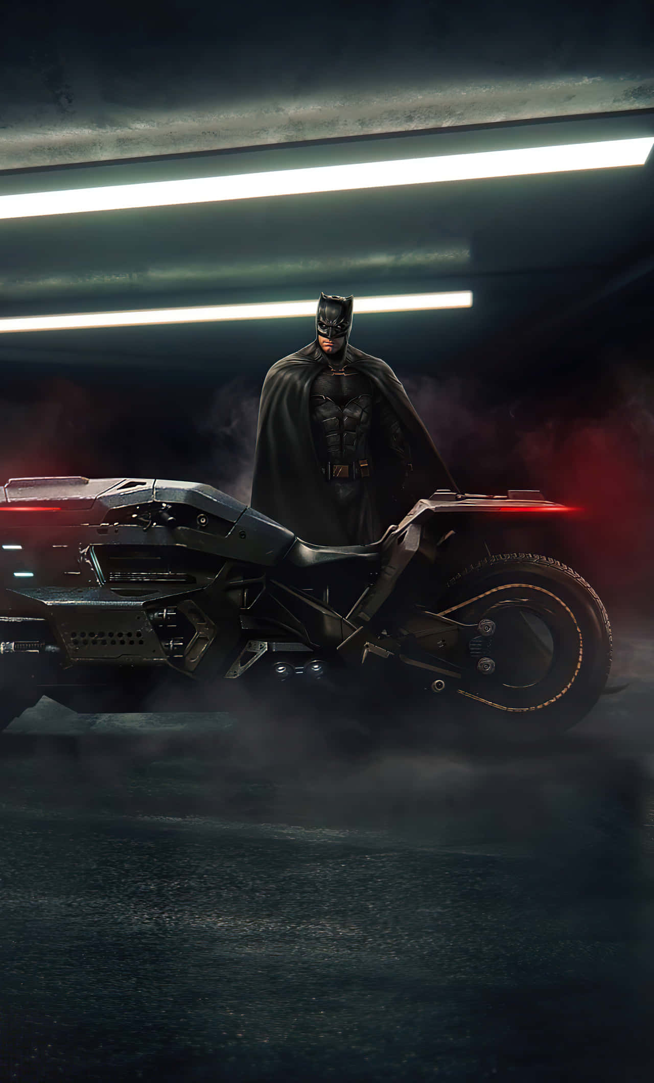 The Caped Crusader 桌布 壁紙 — 蝙蝠俠威風凜凜地站在他的裝甲蝙蝠車旁，身處一個煙霧瀰漫、燈光昏暗的地下車庫，天花板的燈光閃爍。
