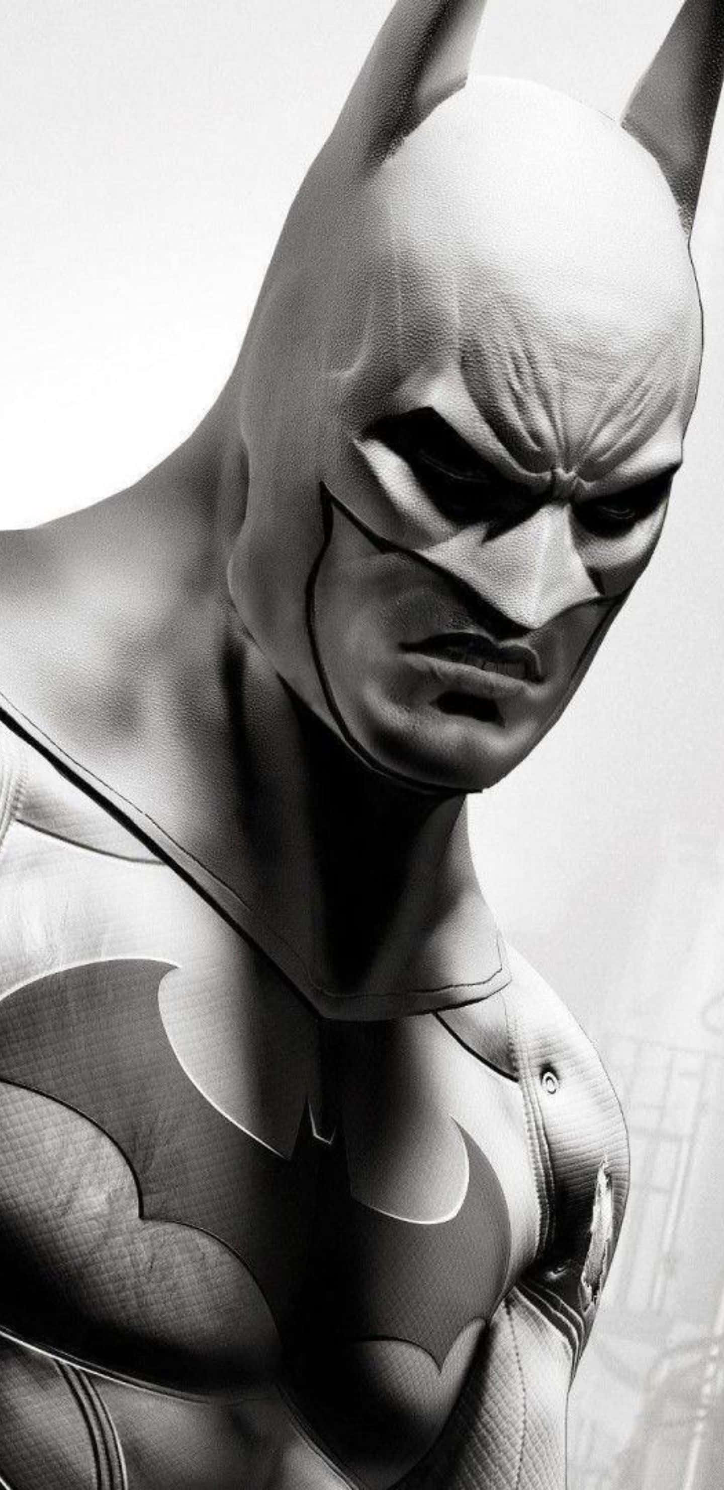 Pixel 3xl Batman Arkham City 桌布 壁紙 — 蝙蝠俠強烈表情和裝甲胸膛帶蝙蝠標誌的粗粒黑白特寫。