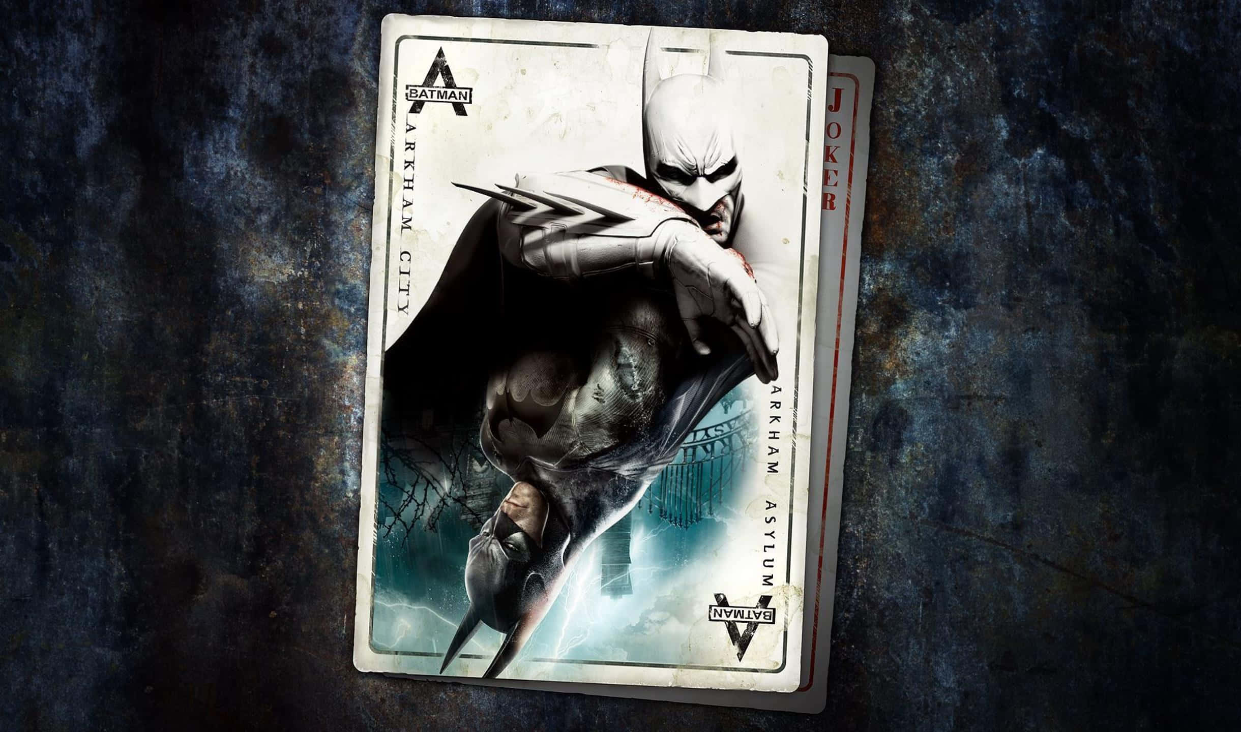 2440x1440 Batman Arkham City 桌布 壁紙 — 蝙蝠俠從一張撲克牌上動態躍起，背景為深色紋理。