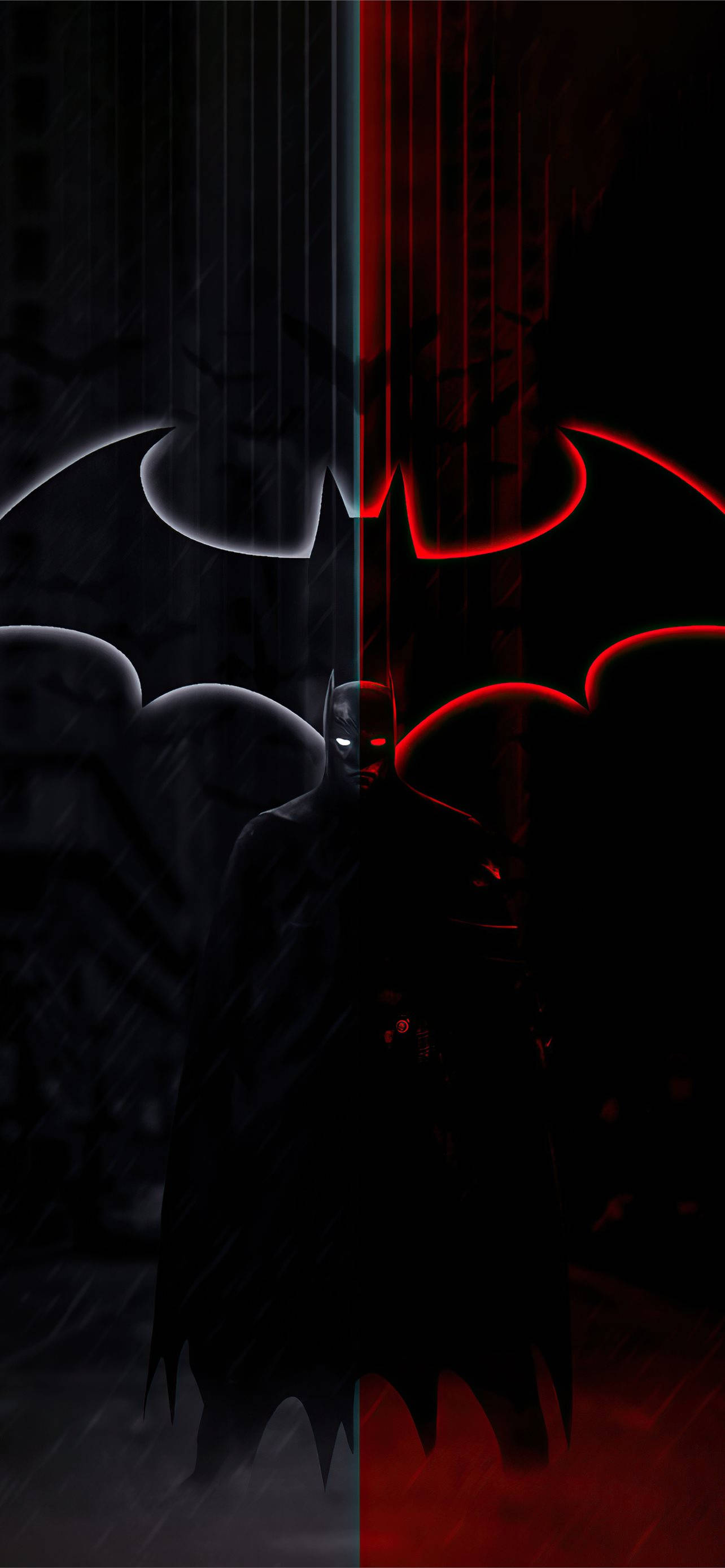 The Batman iPhone 桌布 壁紙 — 蝙蝠俠從中間分開，左邊是發光的白色蝙蝠標誌，右邊是發光的紅色蝙蝠標誌，背景是黑暗的雨夜城市。