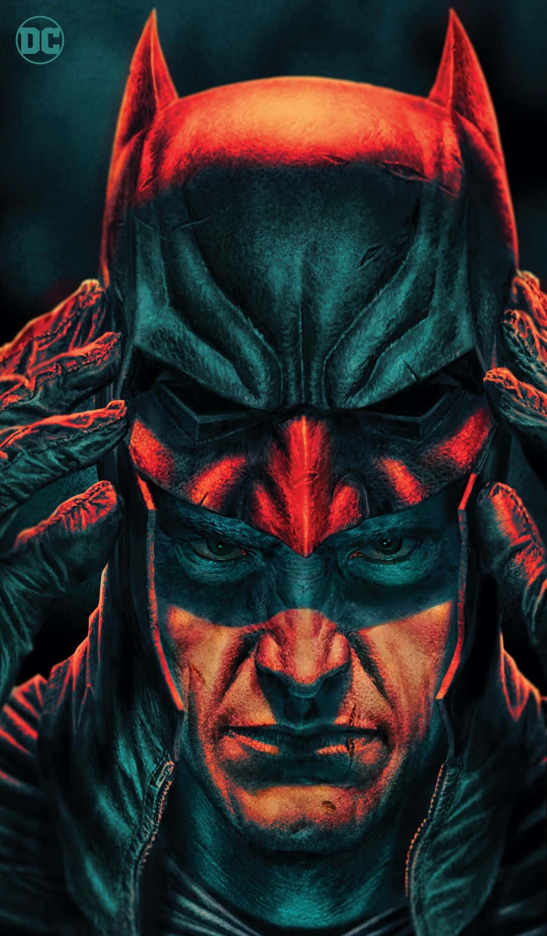 Batman The New 52 桌布 壁紙 — 蝙蝠俠戴著手套的手抓住頭罩，在紅色和藍綠色燈光下展現出強烈的表情。