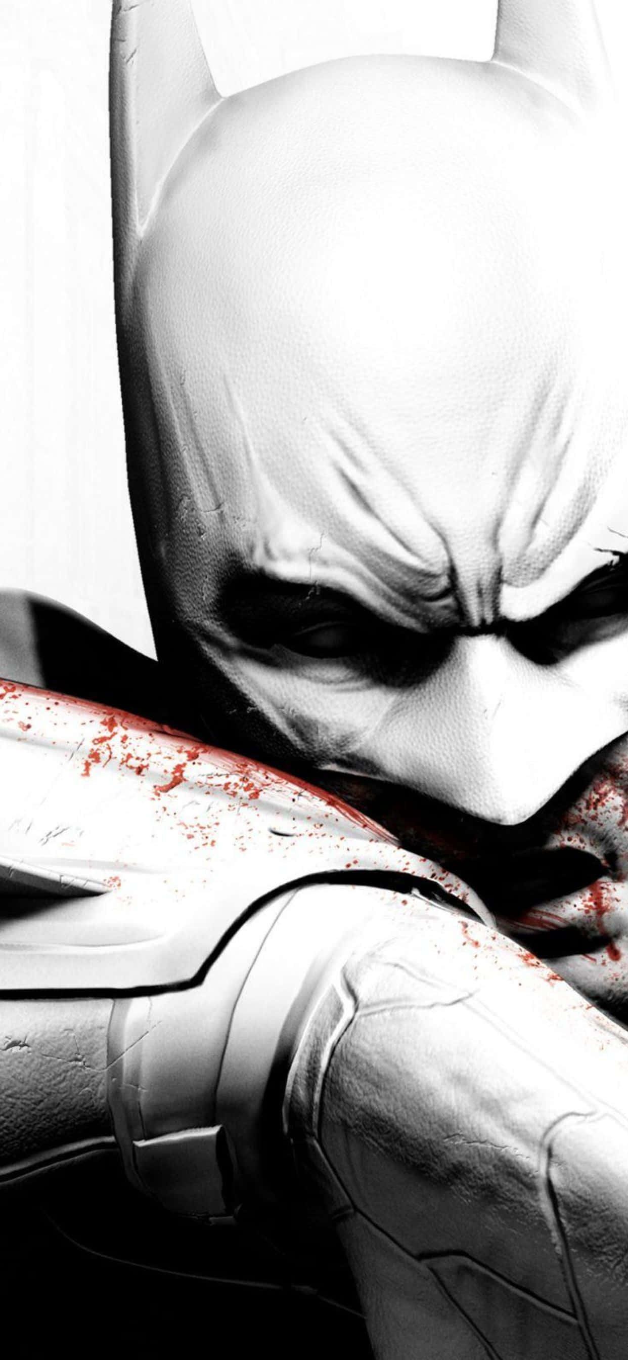 iPhone Xs Max Batman Arkham City 桌布 壁紙 — 蝙蝠俠戴著面具的臉部特寫，裝甲肩膀上濺有血跡，背景為純白色。