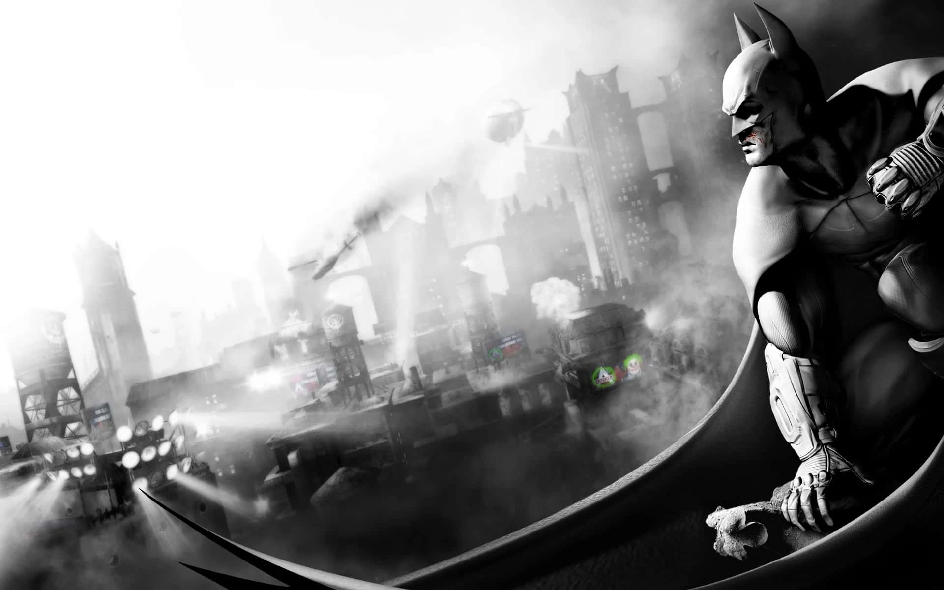 Batman Arkham City 桌布 壁紙 — 蝙蝠俠棲身於彎曲的邊緣，俯瞰煙霧瀰漫、粗糙的城市景觀，以高對比度的黑白呈現。