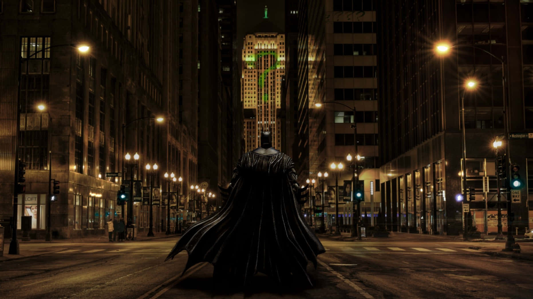 Gotham City 桌布 壁紙 — 蝙蝠俠獨自站在夜間雨濕的高譚市街道上，他的斗篷隨風飄揚，背後的霓虹燈照亮了高聳的摩天大樓。