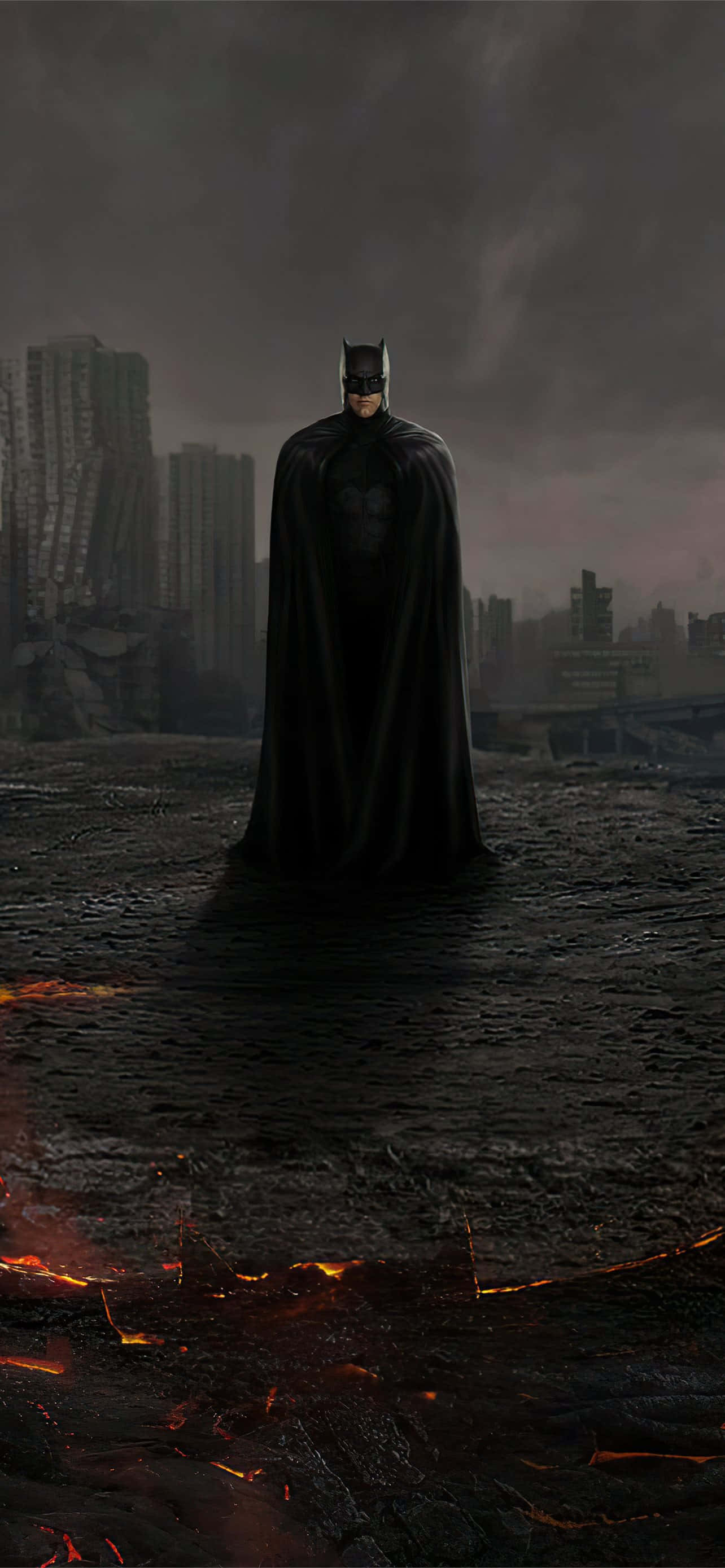 Batman Arkham Knight 桌布 壁紙 — 蝙蝠俠獨自站在廢墟城市中，腳下流淌著發光的熔岩，天空風暴密佈。